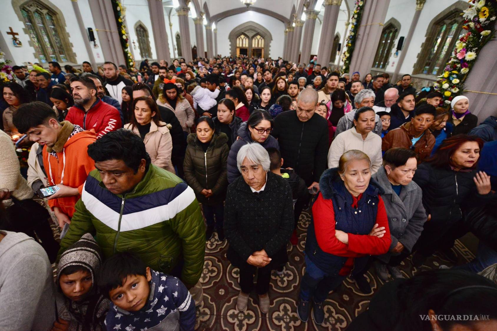 $!A pesar de la multitud, el ingreso a la iglesia fue fluido, evitando aglomeraciones durante la celebración de la Virgen de Guadalupe.