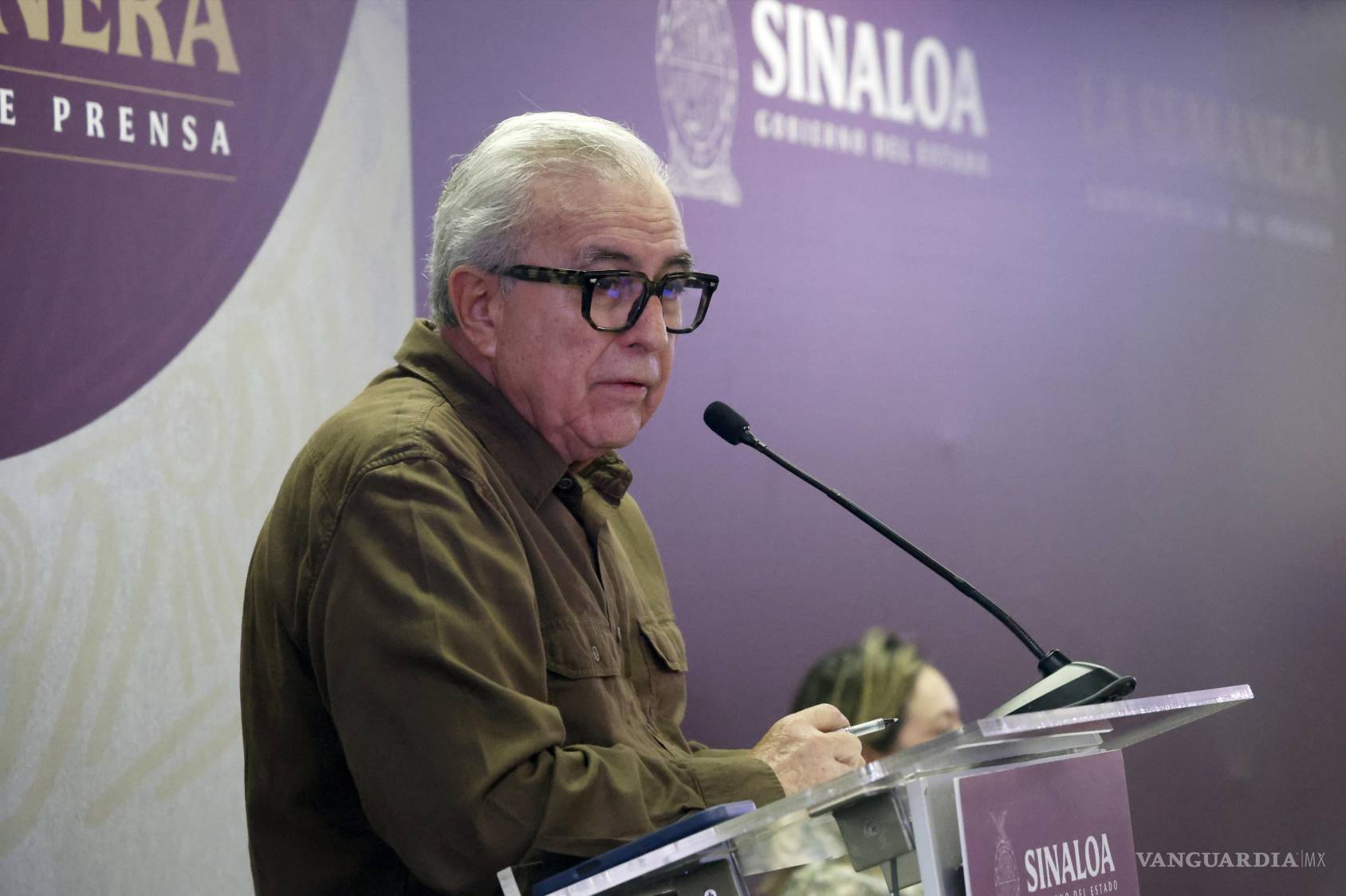 $!Los fiscales estadounidenses alegan que Rocha mantuvo una alianza de años con el Cártel de Sinaloa a cambio de sobornos y apoyo político para ganar su elección en 2021. Rocha ha negado rotundamente las acusaciones, calificándolas de “falsas y sin fundamento”.