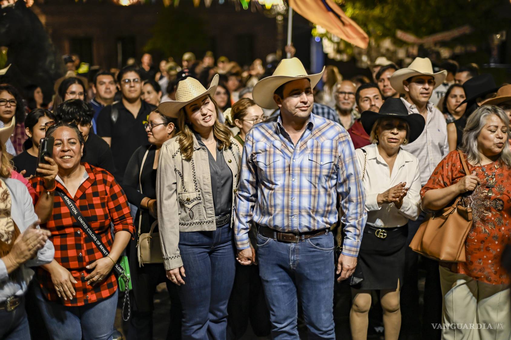 $!El alcalde Javier Díaz y su esposa Luly López Naranjo se sumaron al baile al ritmo de la Tuna de Ingeniería durante el trayecto por la Catedral.