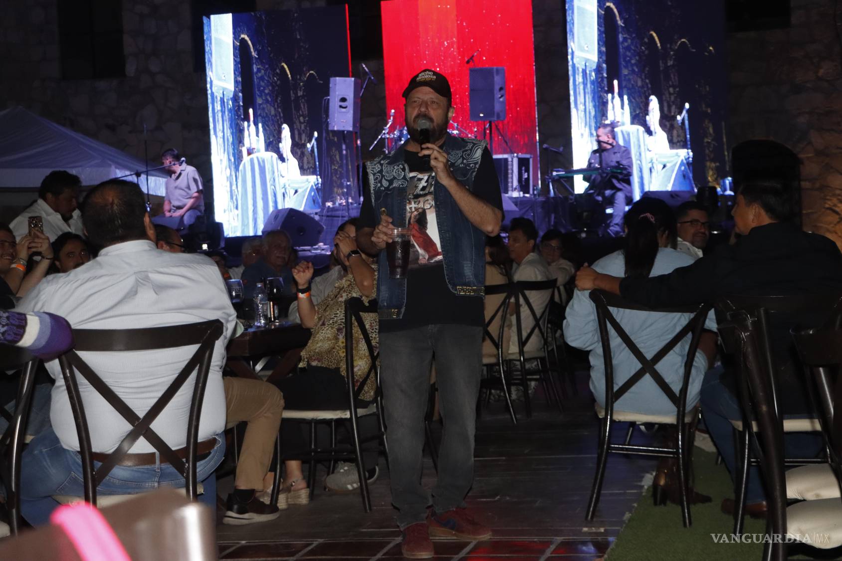 $!Plática. Nicho Hinojosa recorrió las mesas del Hotel Marqués de Aguayo y convivió de cerca con los asistentes durante su presentación en Parras.