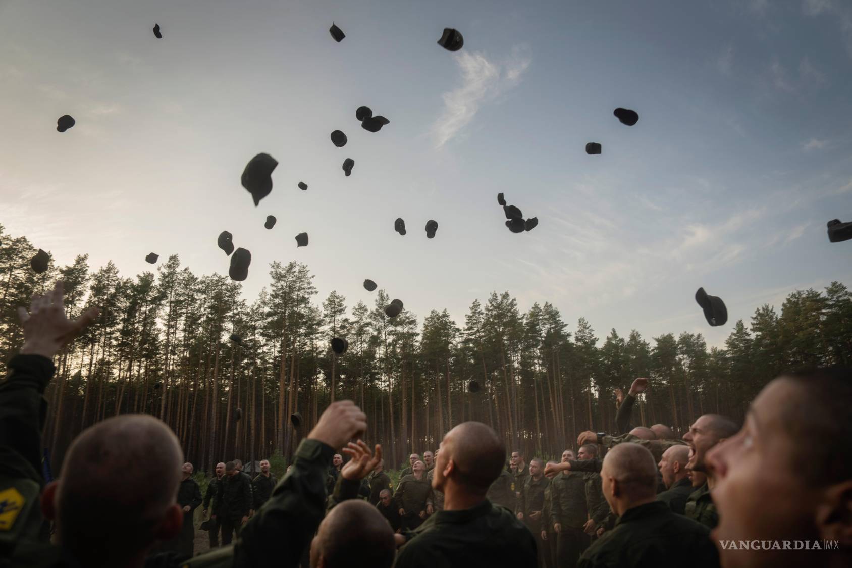 $!Soldados recién reclutados lanzan sus gorras al aire mientras celebran la finalización de su entrenamiento en una base militar cerca de Kiev en 2023.