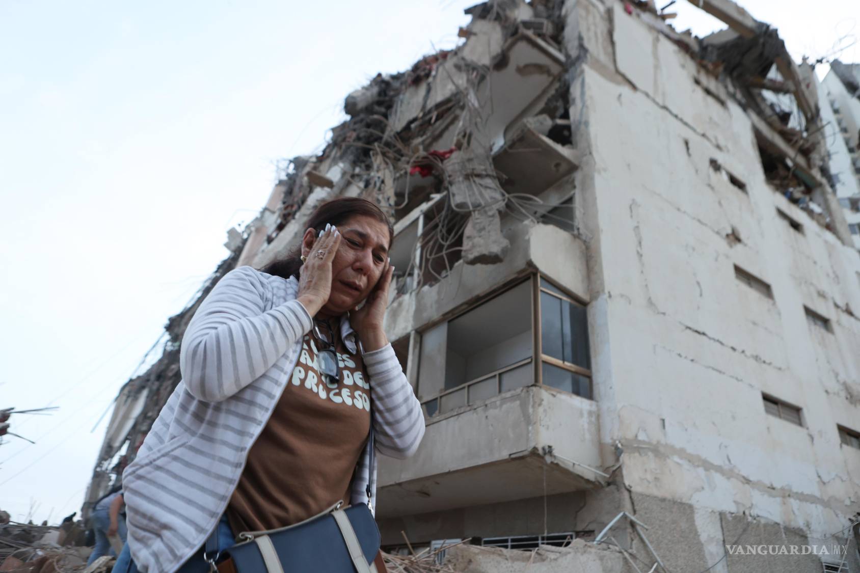 $!Una mujer pasa junto a un edificio dañado durante un terremoto en La Guaira, Venezuela, el jueves 25 de junio de 2026.