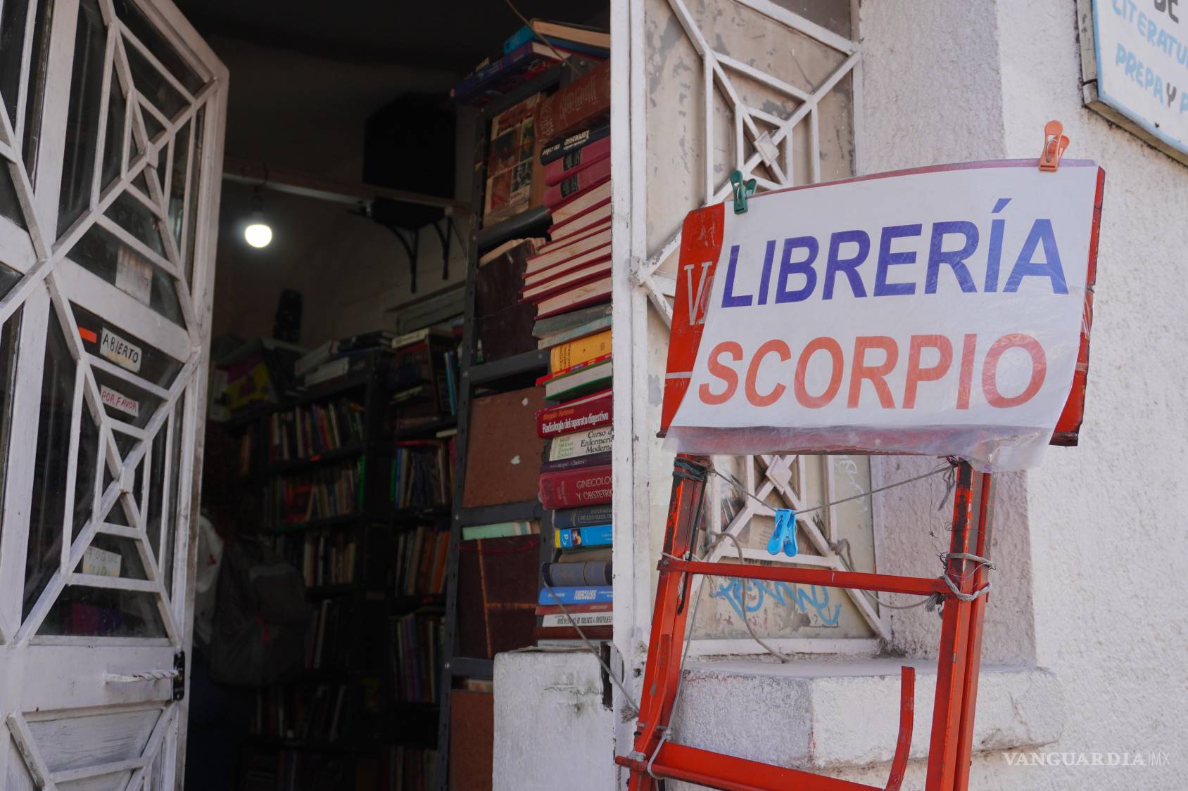 $!En “Scorpio”, la clientela busca desde un consejo positivo hasta el intercambio de historias que han marcado a generaciones de lectores en Coahuila.
