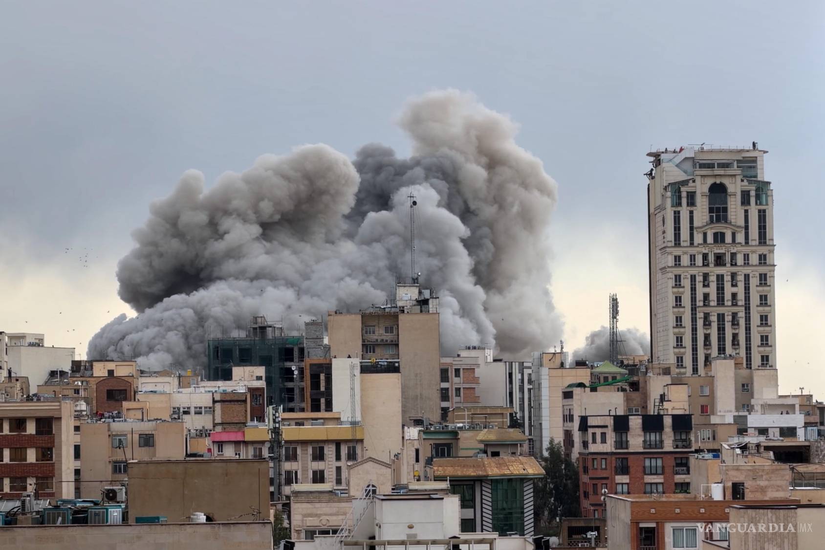 $!Una columna de humo se eleva tras un ataque en Teherán, Irán, el lunes 2 de marzo de 2026.