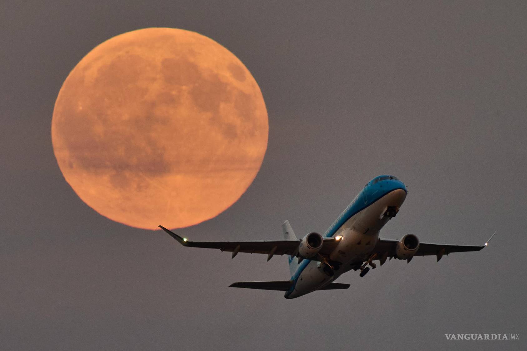 $!Un avión despega frente a la luna creciente en el aeropuerto de Frankfurt, Alemania.