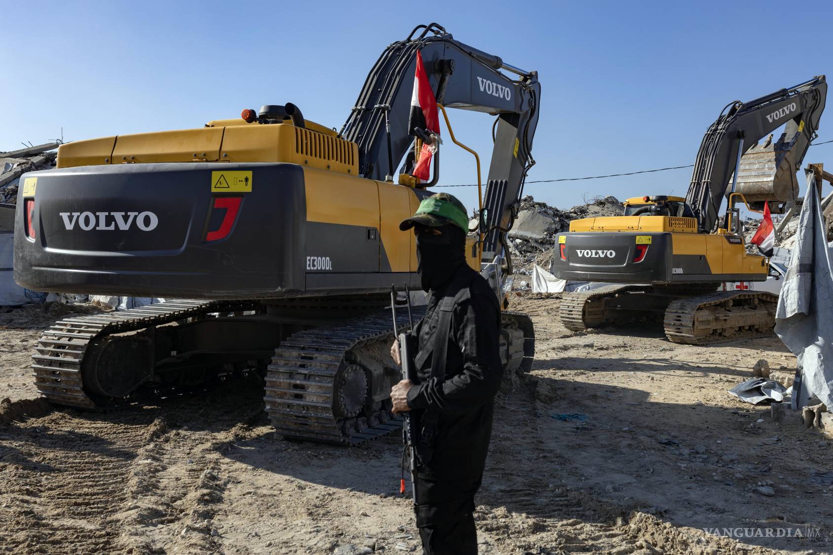 $!Un guardia vigila cerca de maquinaria en la zona fronteriza de Rafa, donde gran parte de la ciudad fue arrasada durante el conflicto, Israel condicionó la reapertura del paso a la recuperación de los restos de los cautivos en Gaza.