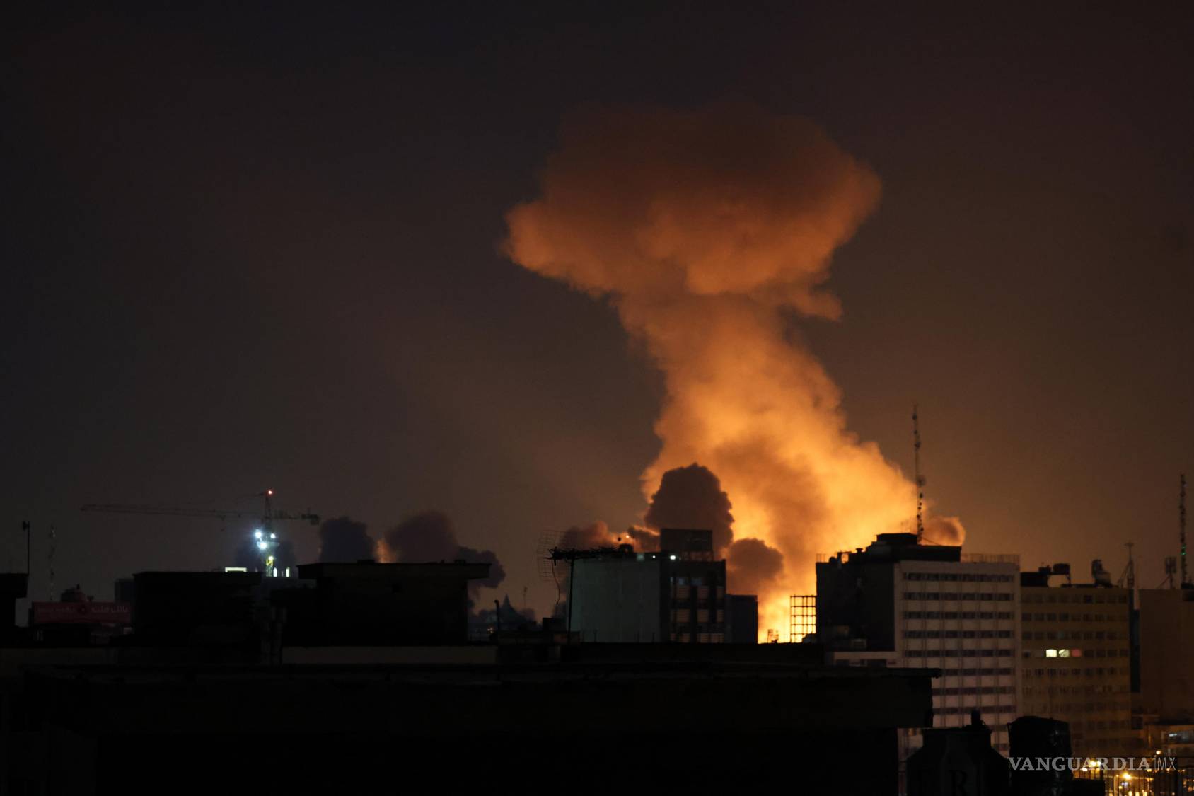 $!Una explosión masiva ilumina el cielo nocturno sobre una zona residencial de Irán durante un ataque aéreo estadounidense.