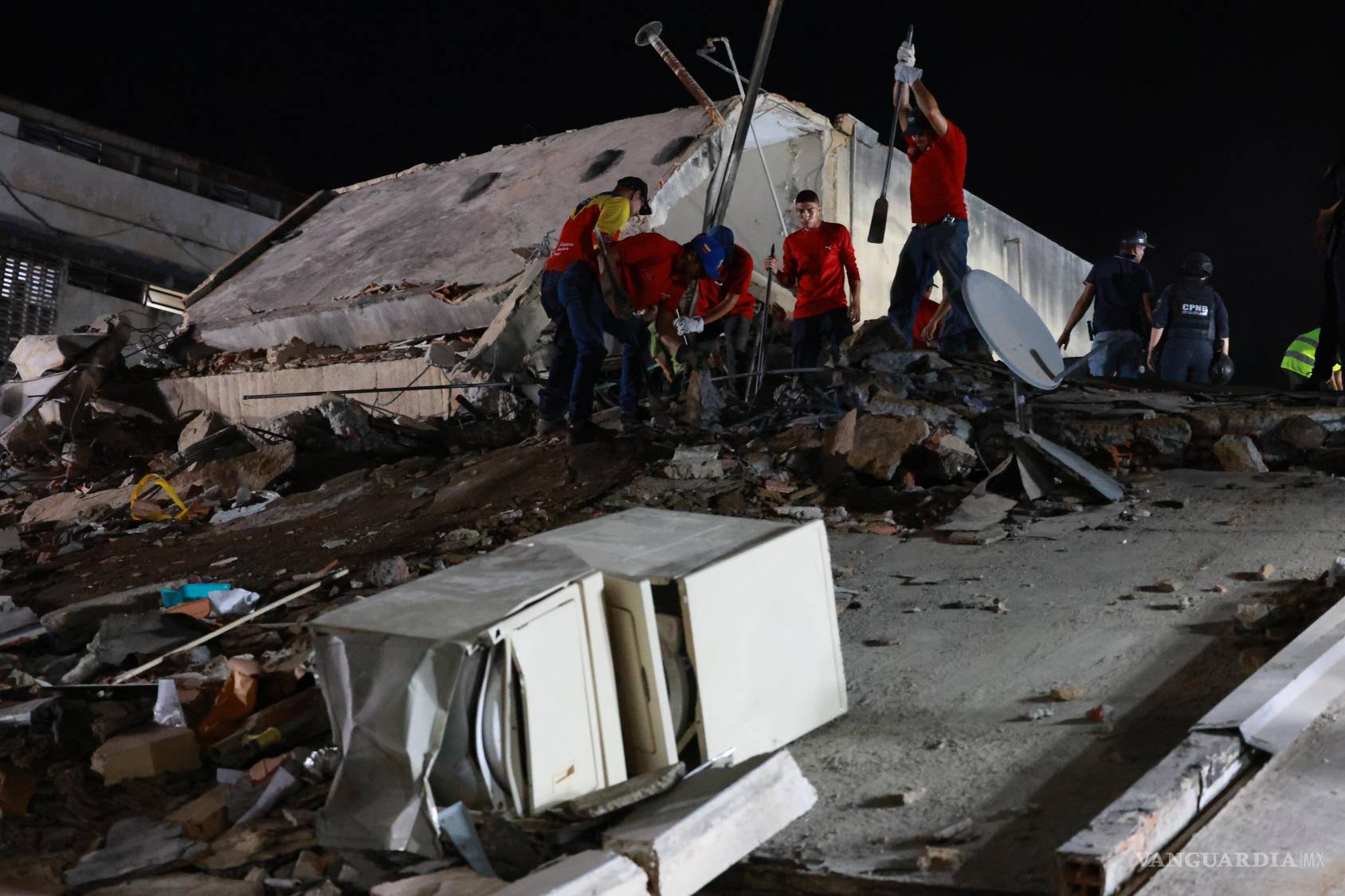 $!Los equipos de rescate buscan entre los escombros de un edificio derrumbado tras un terremoto en Caracas, Venezuela, el miércoles 24 de junio de 2026.