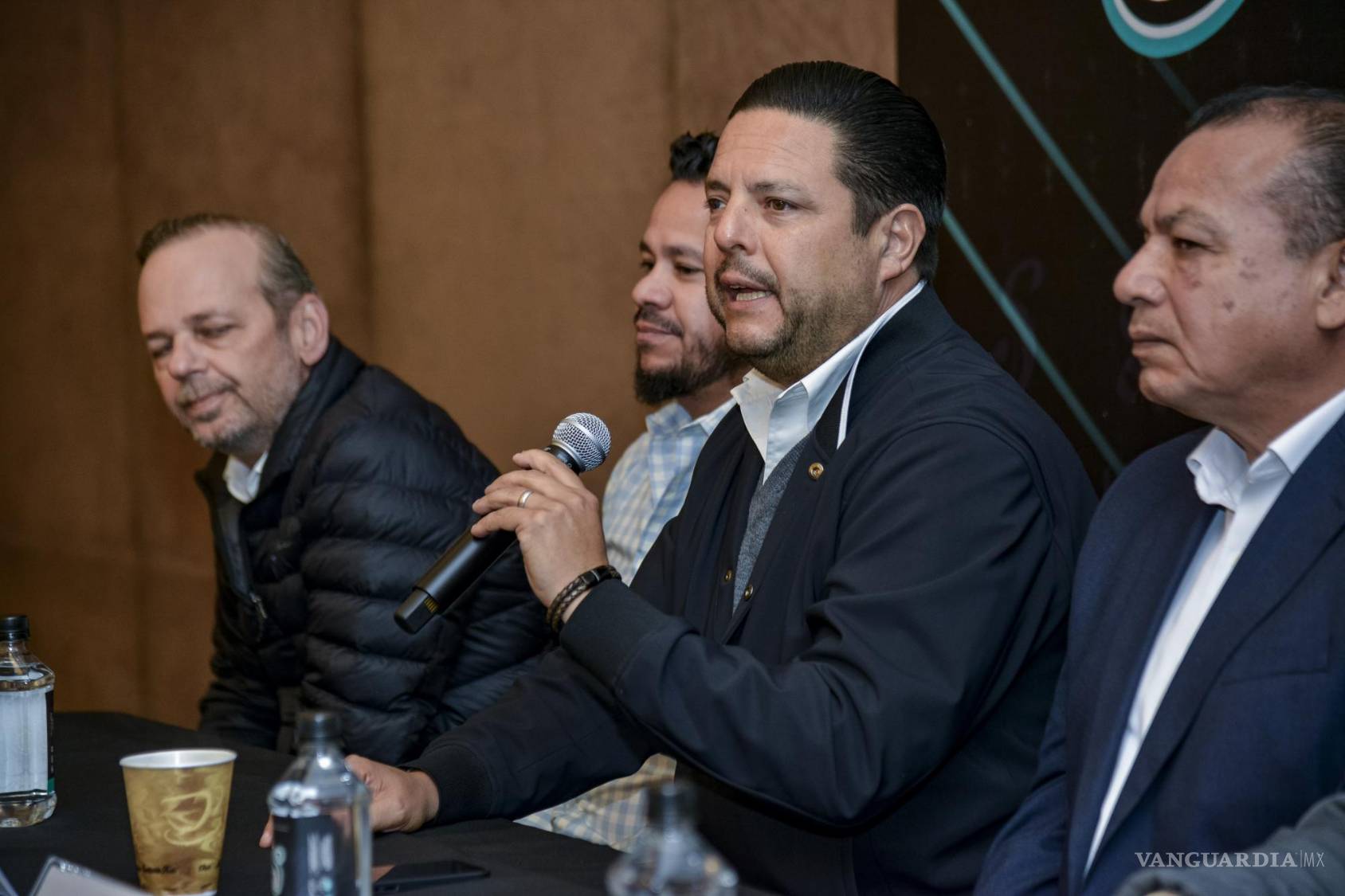 $!Amézaga estuvo acompañado por la gente que integra la directiva del Dragón del Norte.