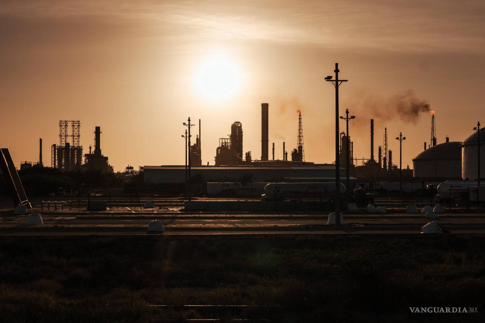 $!Una refinería operada por la petrolera estatal venezolana, Petróleos de Venezuela, en Punto Fijo.