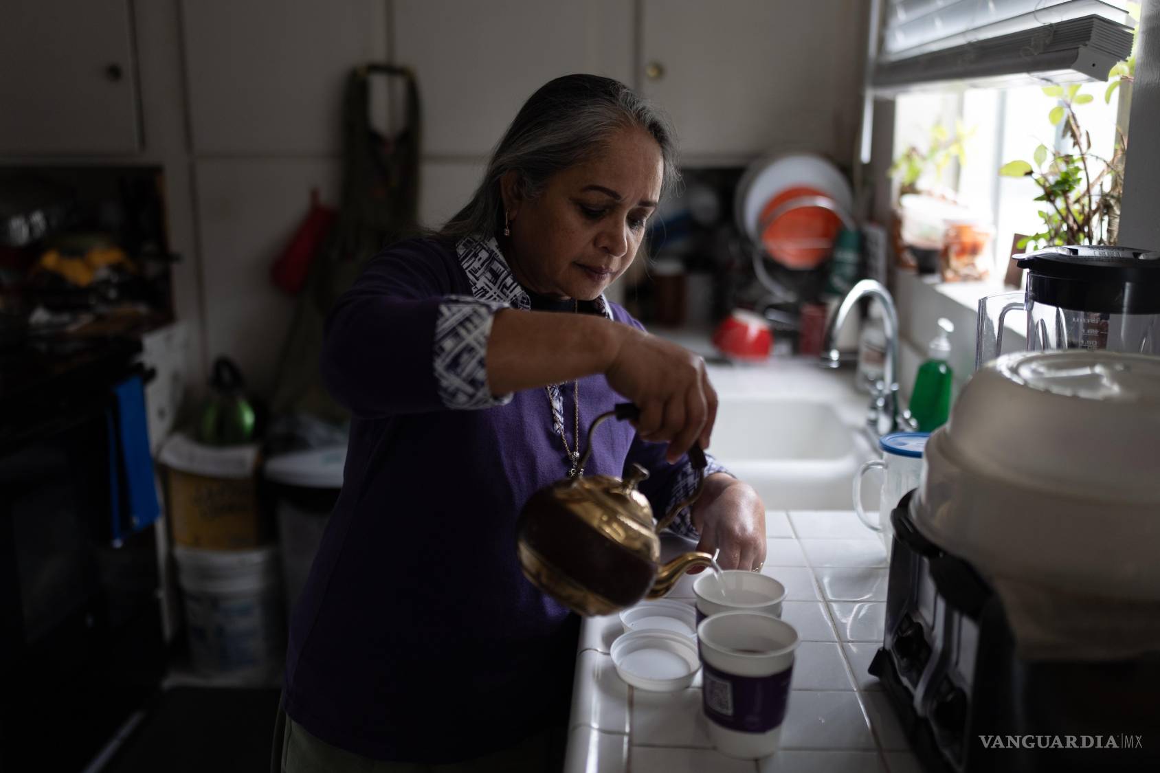 $!Masuma Khan, una inmigrante de Bangladesh detenida en un centro de detención de inmigrantes en California City el año anterior, en su casa en Altadena.