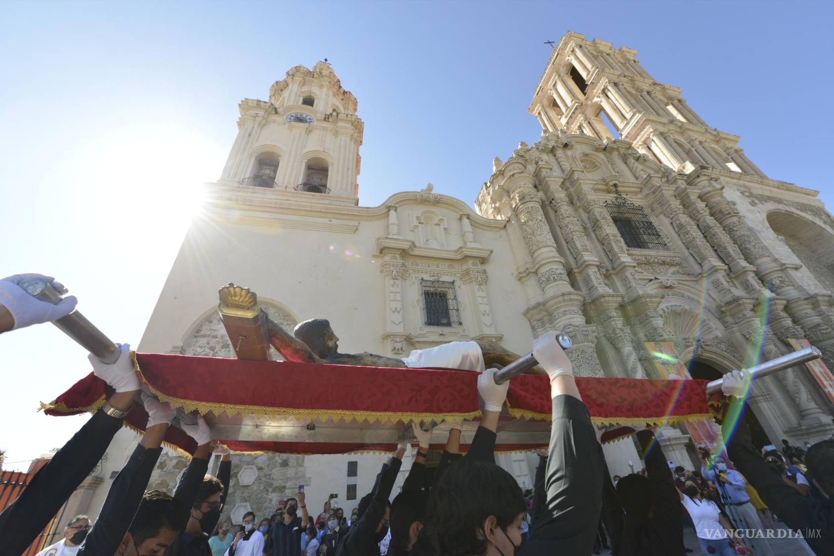 $!Misa y ceremonia donde bajan la imágen del Santo Cristo de la capilla, en la víspera de el inicio del Novenario.