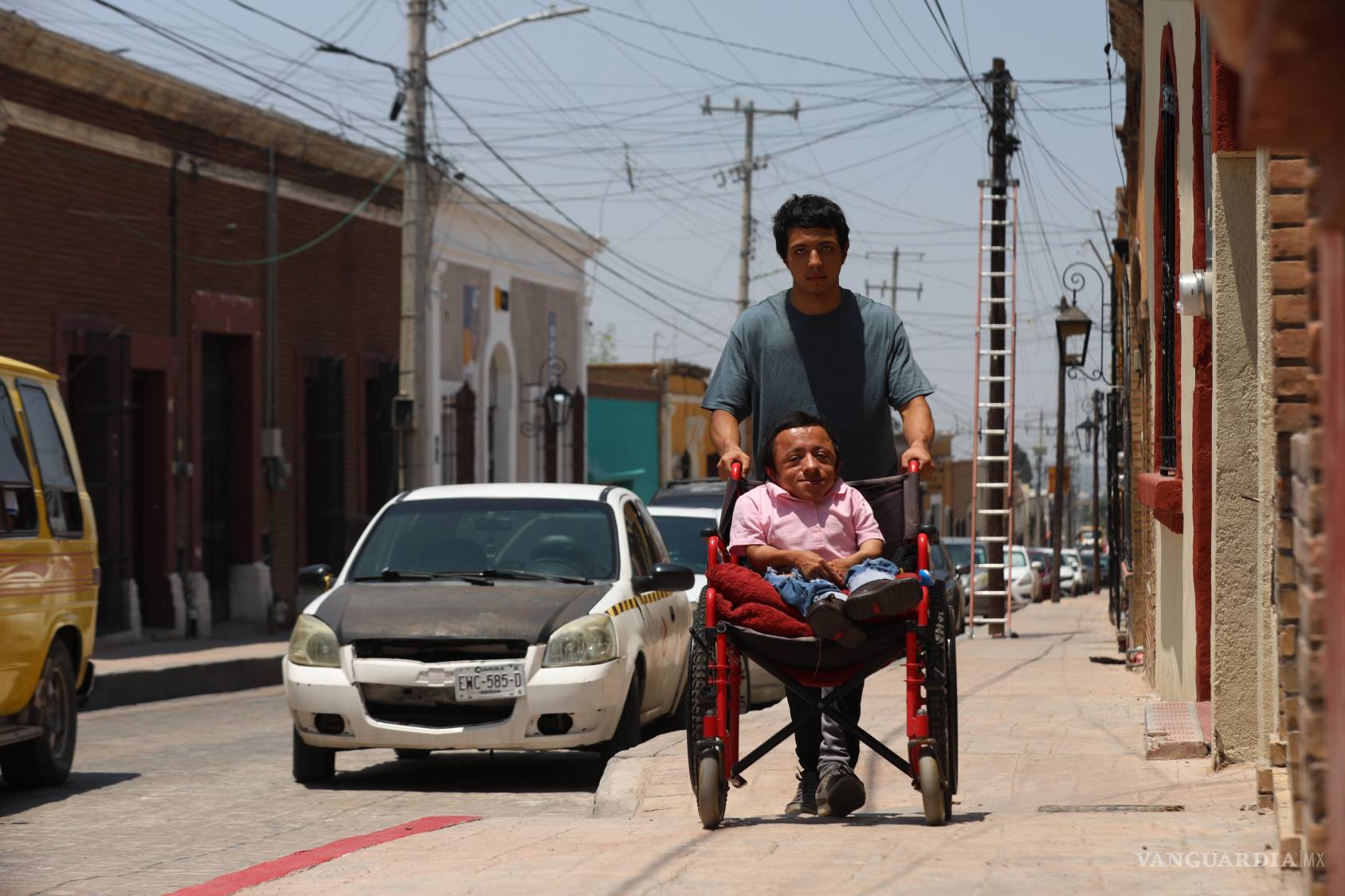 $!Aunque las banquetas existen, Salvador tiene que sortear obstáculos que un automóvil jamás enfrentaría.