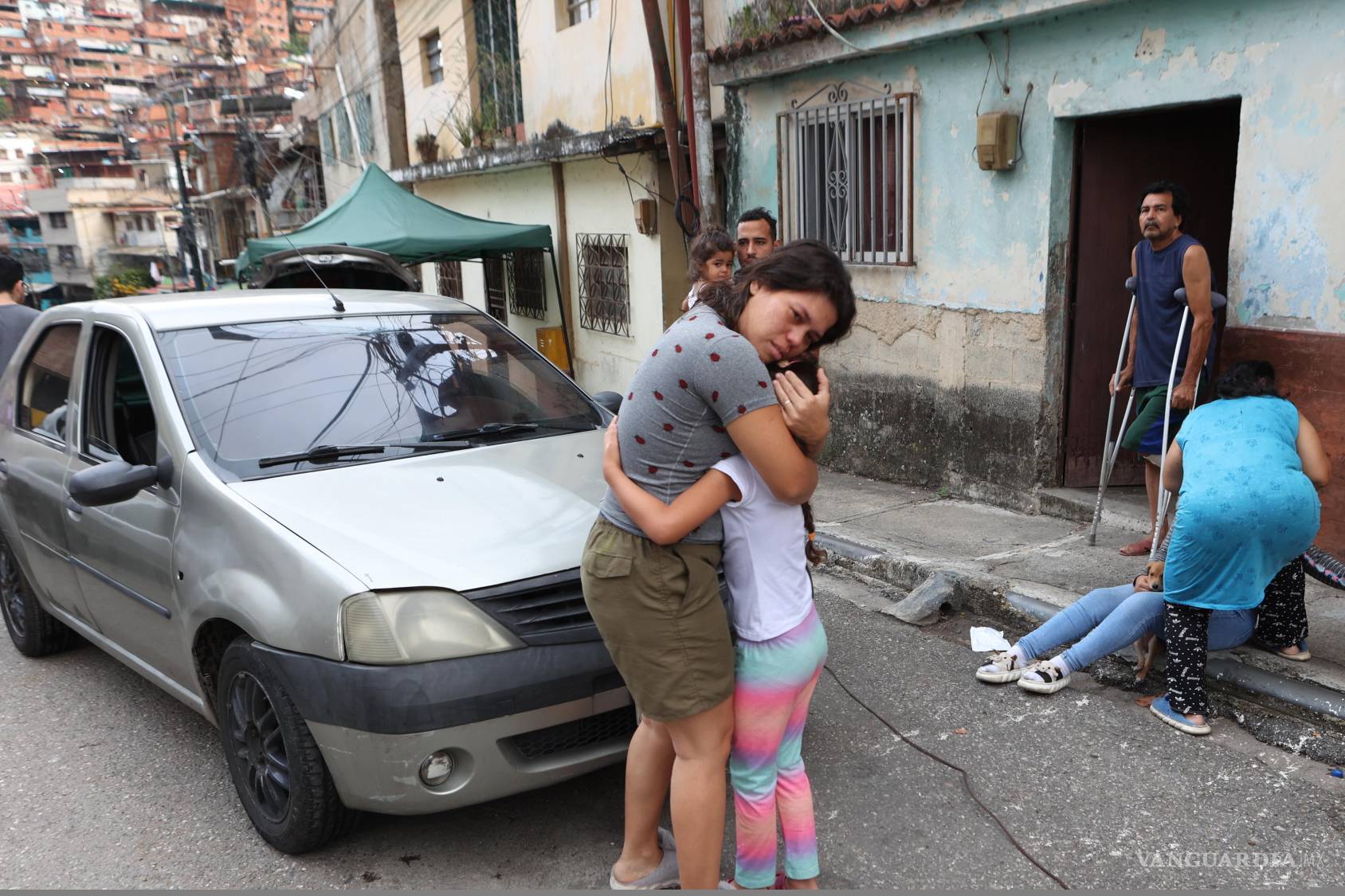 $!Una mujer abraza a un niño tras un terremoto en Caracas, Venezuela, el miércoles 24 de junio de 2026.