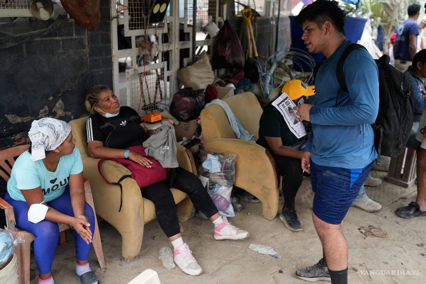 $!Pedro Gómez pregunta a la gente por su primo, Andrés Molina, desaparecido desde los terremotos en La Guaira, Venezuela.