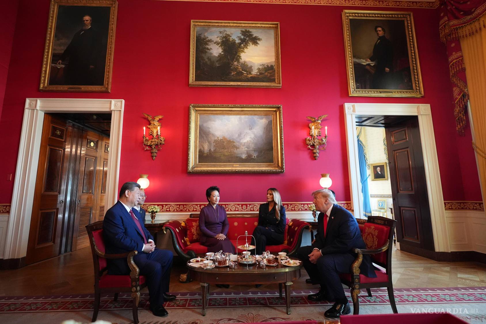 $!Los presidentes de EU y China Donald Trump y Xi Jinping, la primera dama Melania Trump y la esposadel líder chino Peng Liyuan en el Salón Rojo de la Casa Blanca.