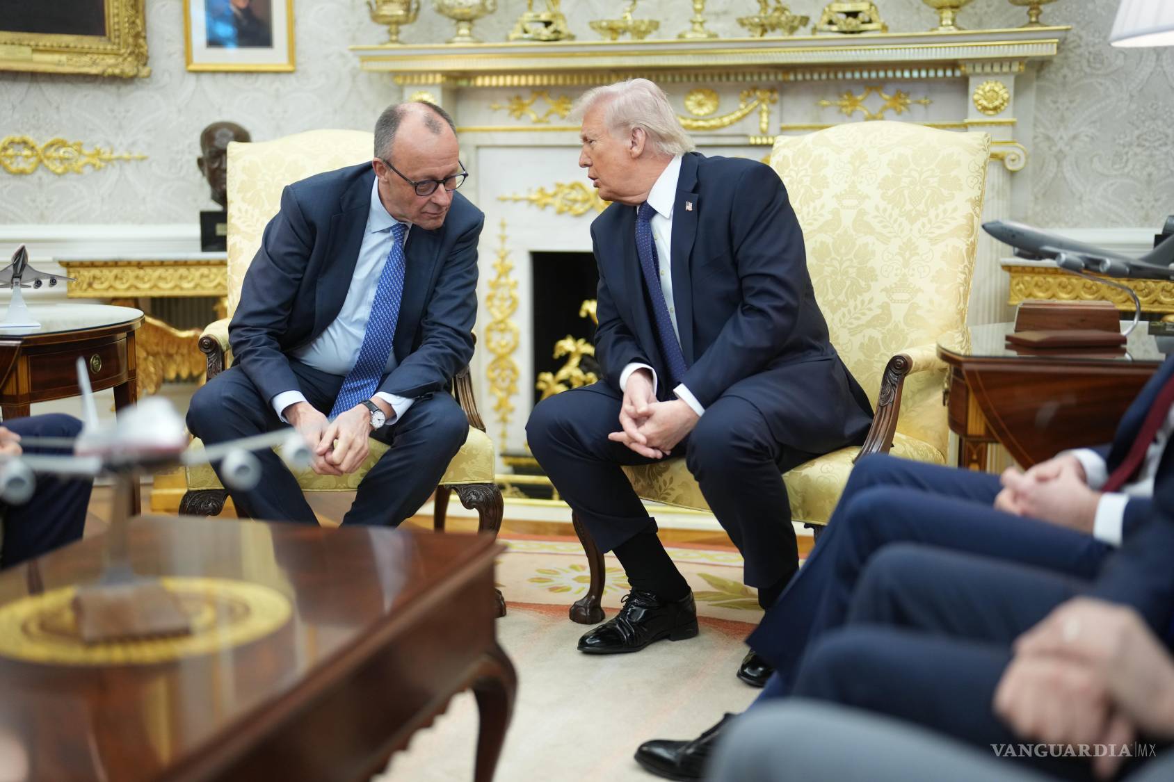 $!El presidente Donald Trump se reúne con el canciller Friedrich Merz de Alemania en el Despacho Oval de la Casa Blanca en Washington, el martes 3 de marzo de 2026. Las consecuencias de la guerra de Trump con Irán han dificultado que líderes extranjeros como Merz sigan sus estrategias tradicionales para ganarse su favor.