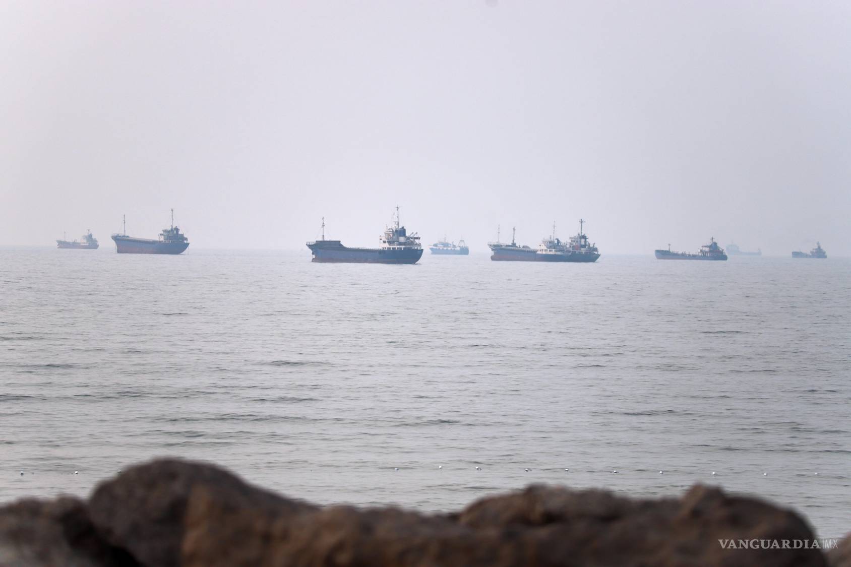 $!Buques comerciales, vistos en el estrecho de Ormuz desde la costa de Bandar Abbas, Irán, el 30 de junio de 2026. (Amirhosein Khorgooi/ISNA vía AP)
