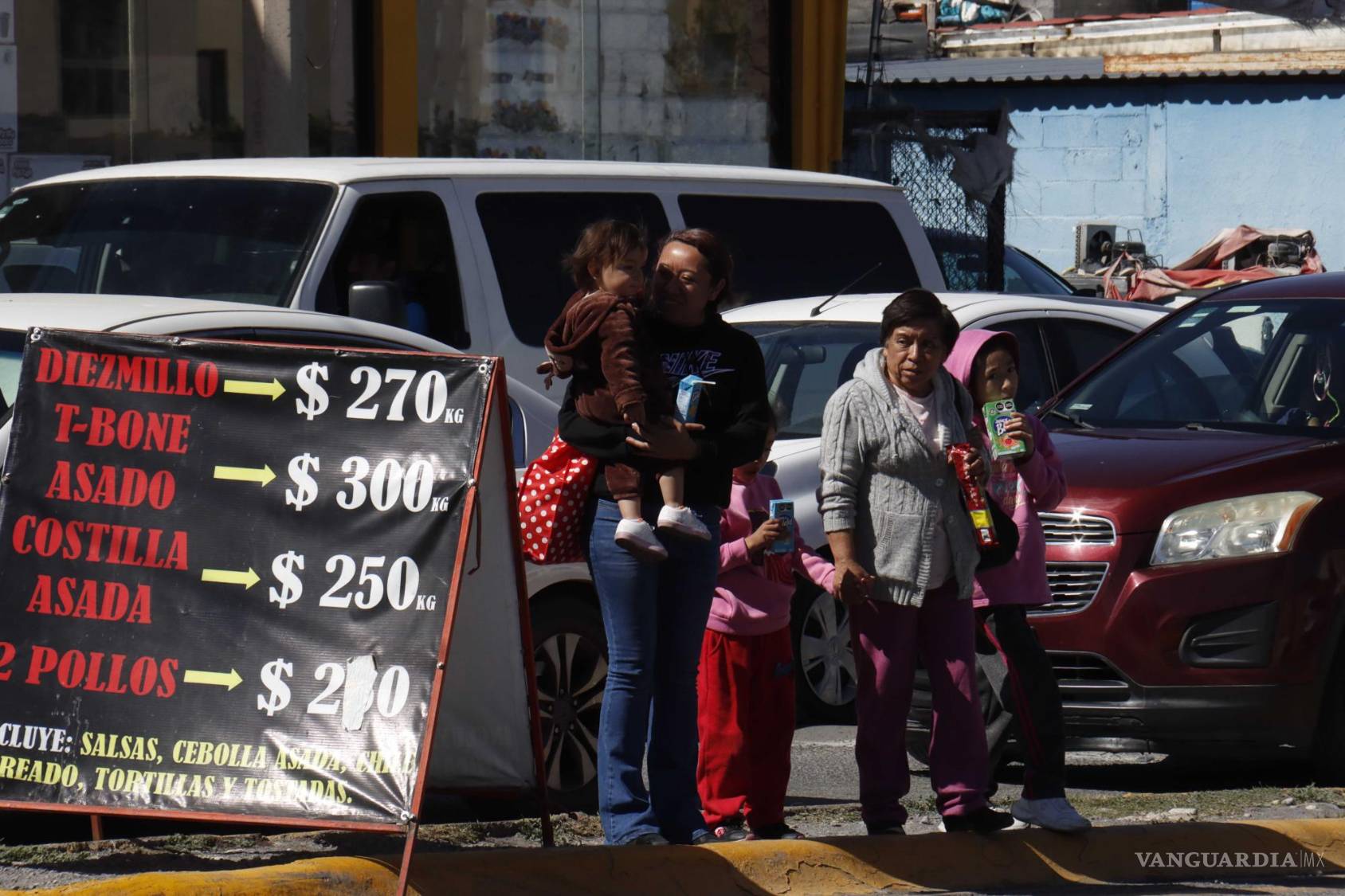 $!Transeúntes exigen medidas: paso de cebra, topes y semáforos para mejorar la seguridad vial en el cruce de la Calle 10 y el bulevar Mirasierra.