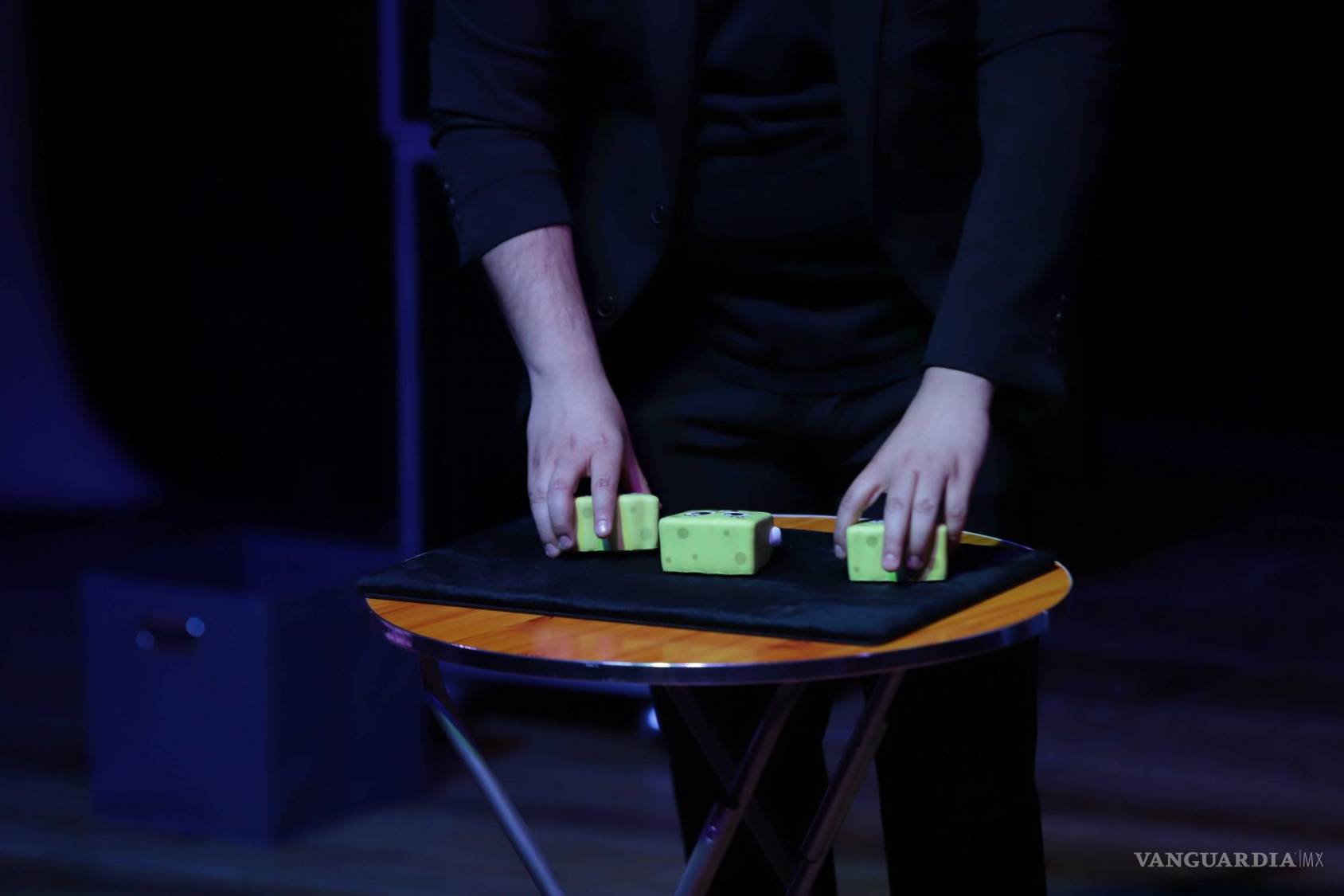 $!Entre el humor y el asombro Luis Medellín presenta una noche de magia a Saltillo