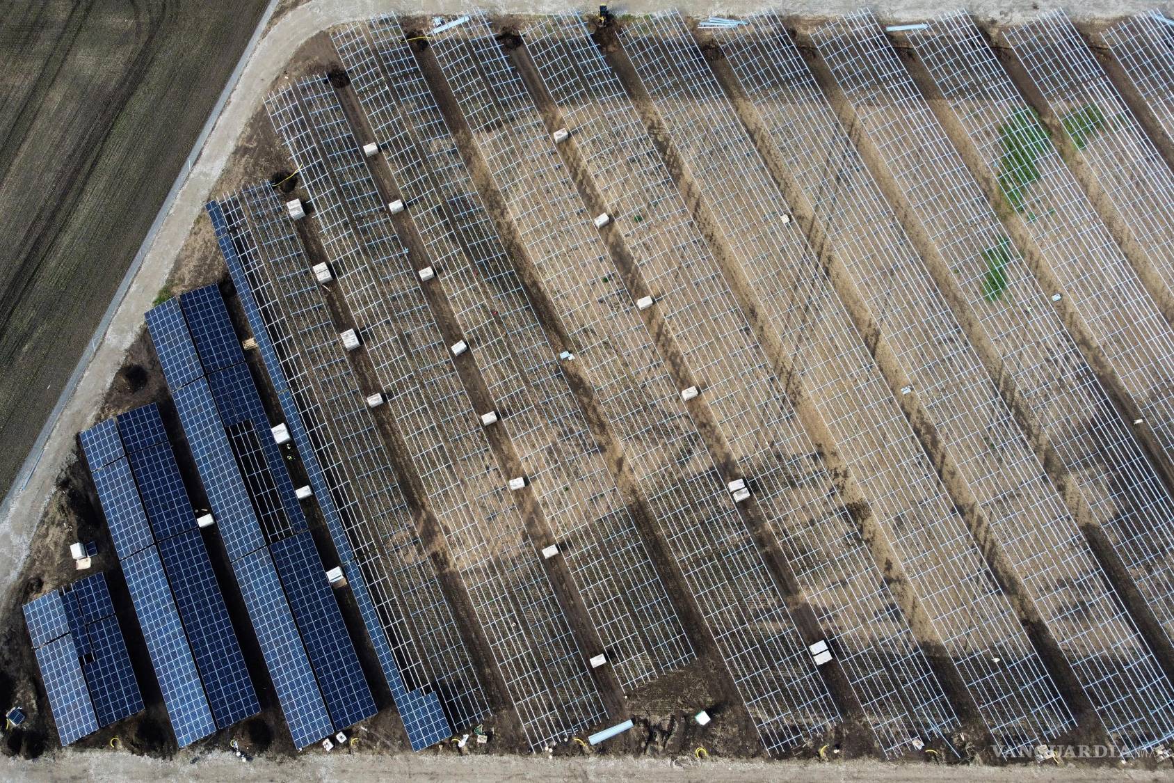 $!Se está construyendo un nuevo parque solar cerca de Quedlinburg, Alemania, el 26 de mayo de 2025.