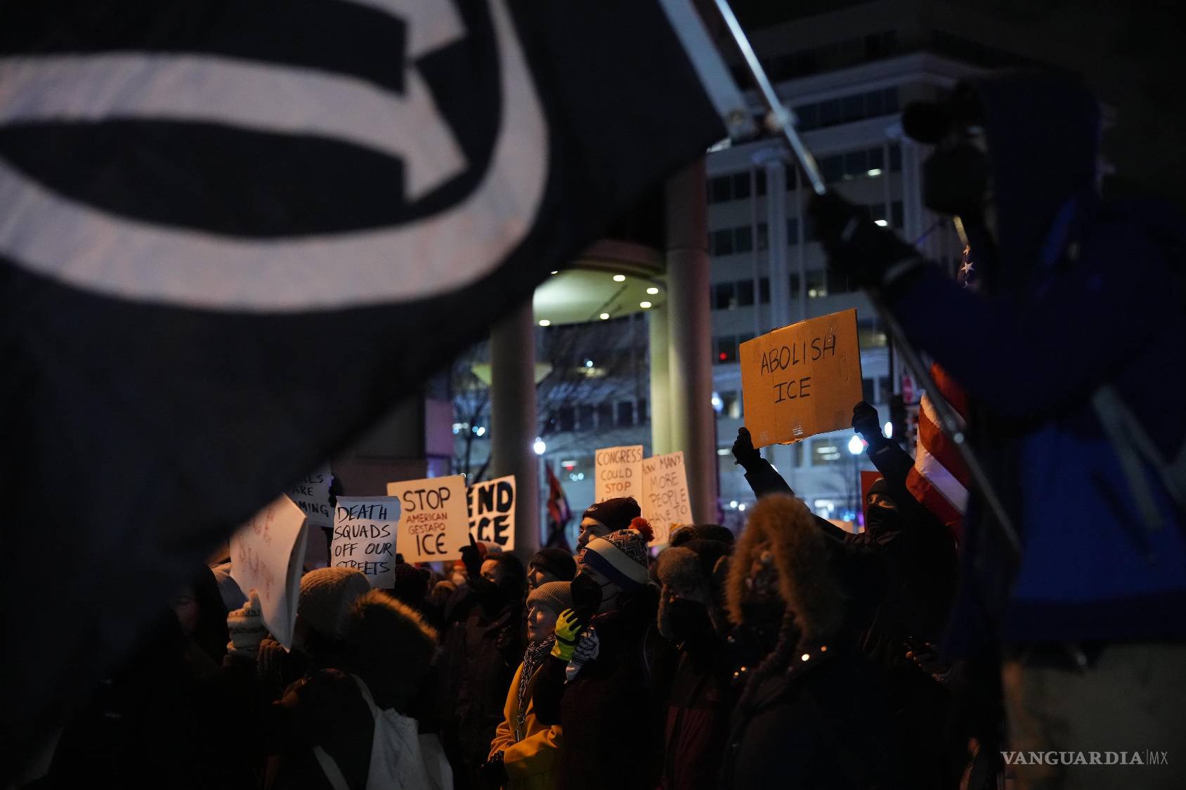 $!Multitudes se congregan frente a edificios y hoteles durante la noche, portando carteles con el lema “Abolish ICE” como parte de la campaña de presión.
