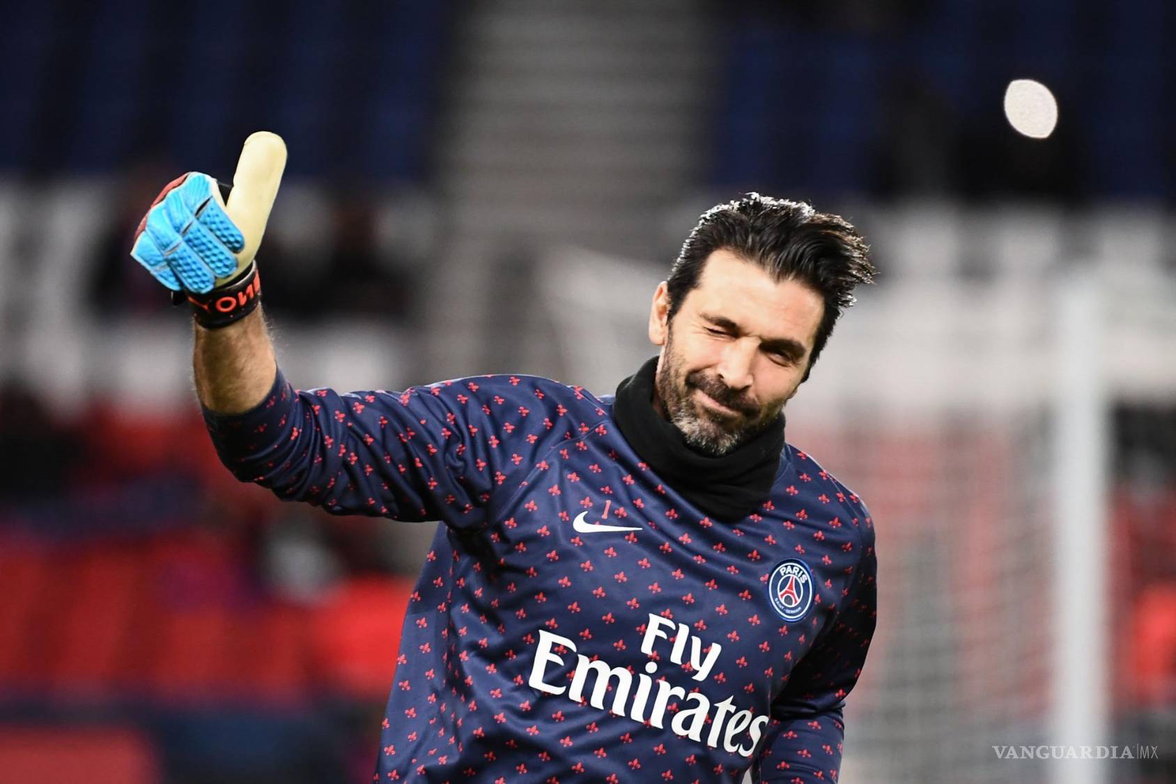$!Pese al breve paso que tuvo por el PSG, Buffon dejó huella en la afición parisina.
