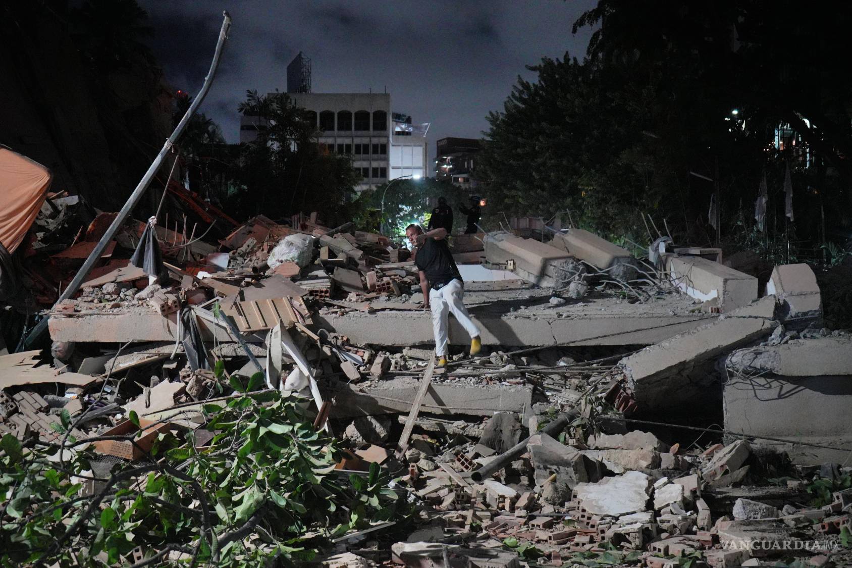 $!Un hombre salta sobre un edificio derrumbado tras un terremoto en Caracas, Venezuela, el miércoles 24 de junio de 2026.