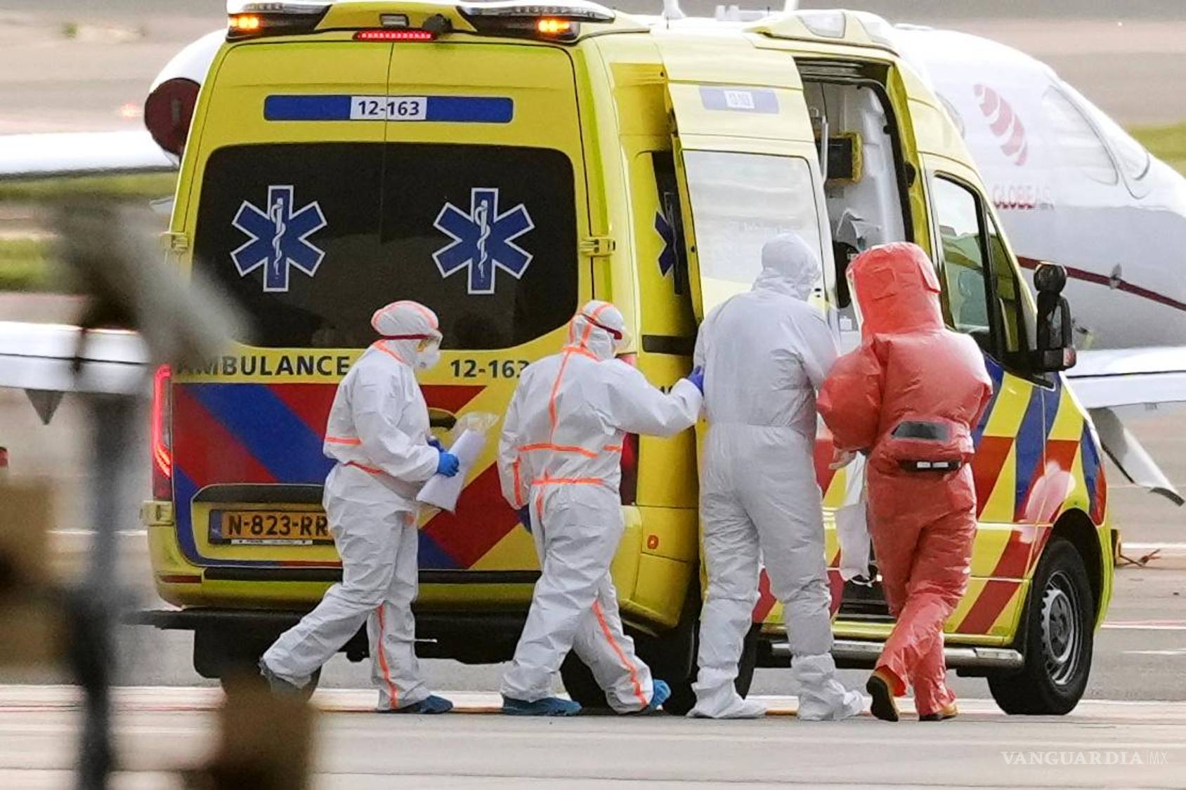 $!Personal médico acompaña a un paciente, evacuado del crucero MV Hondius con sospecha de infección por hantavirus, hasta una ambulancia tras ser trasladado en avión al aeropuerto de Schiphol, Ámsterdam, Países Bajos, el miércoles 6 de mayo de 2026.