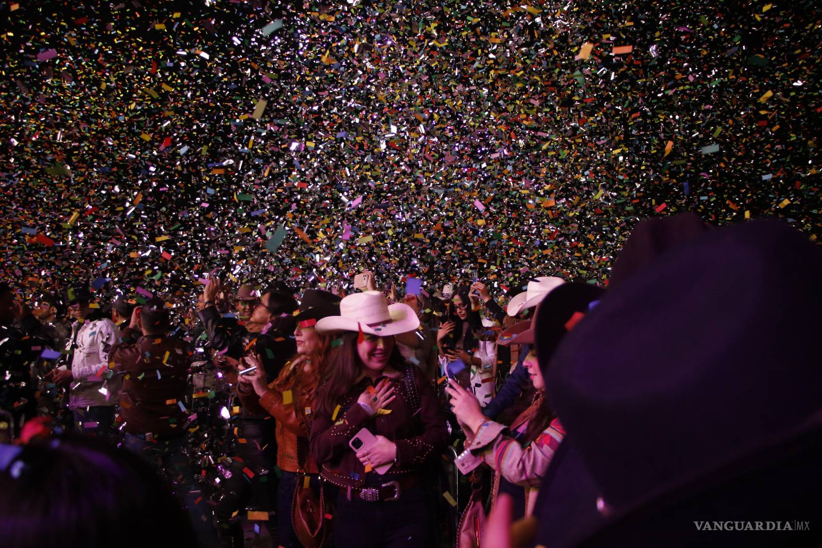 $!Carin León vence al frío y hace cantar al público saltillense en concierto