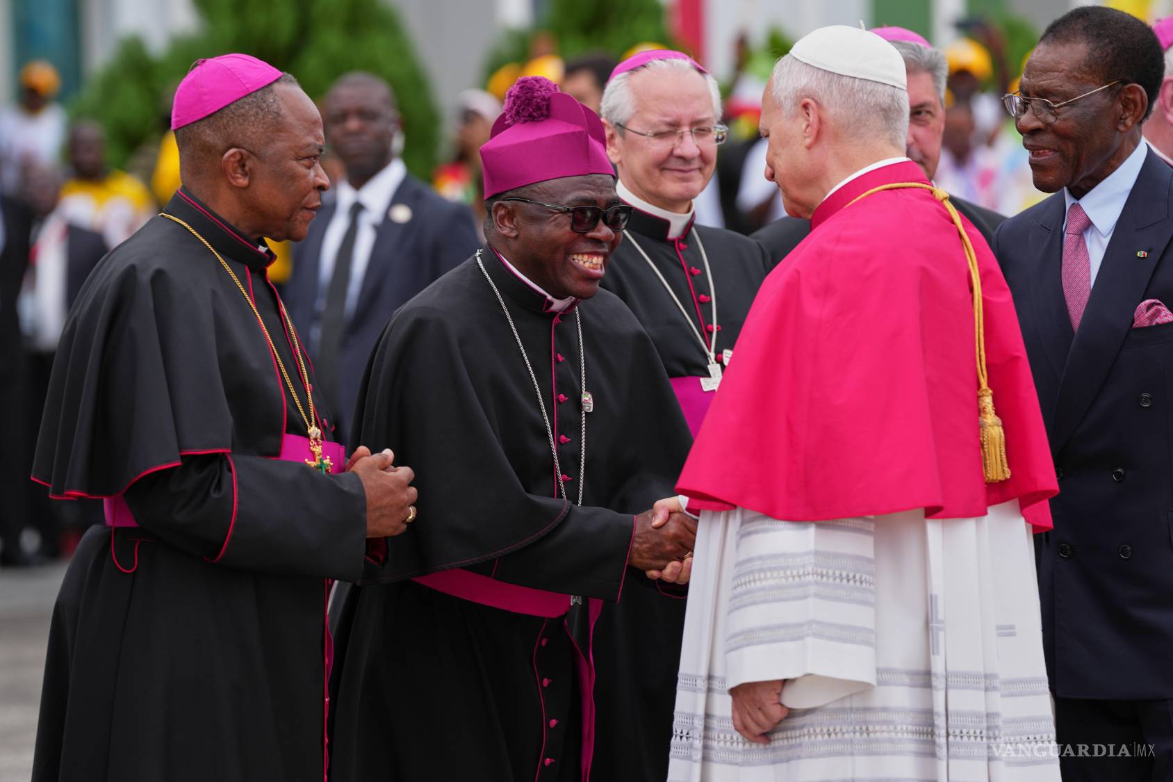 $!El papa León XIV, junto al presidente de Guinea Ecuatorial, Teodoro Obiang Nguema Mbasogo, a la derecha, es recibido por el arzobispo Juan Nsue Edjang Mayé, a la izquierda, y Juan Domingo-Beka Esono Ayang a su llegada al Aeropuerto Internacional de Malabo International en Malabo.