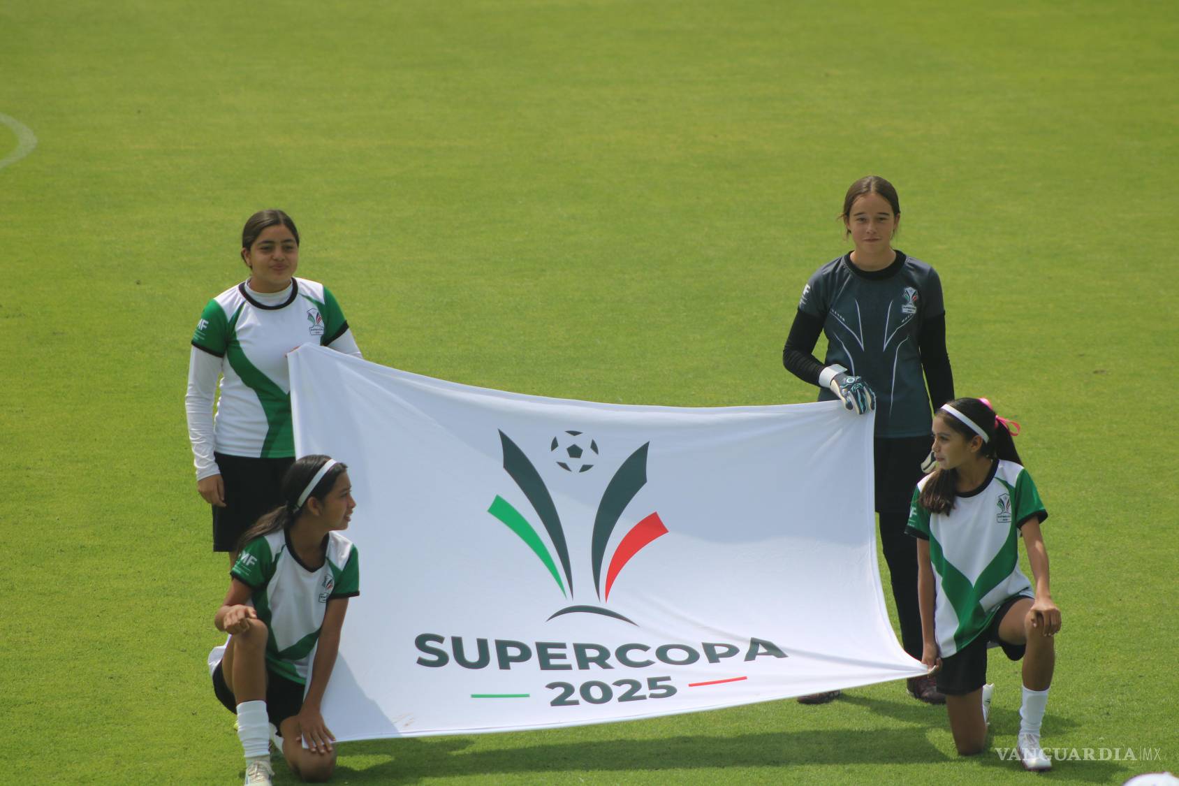 $!La joven futbolista combina escuela y entrenamientos, mostrando el equilibrio entre la formación académica y deportiva.