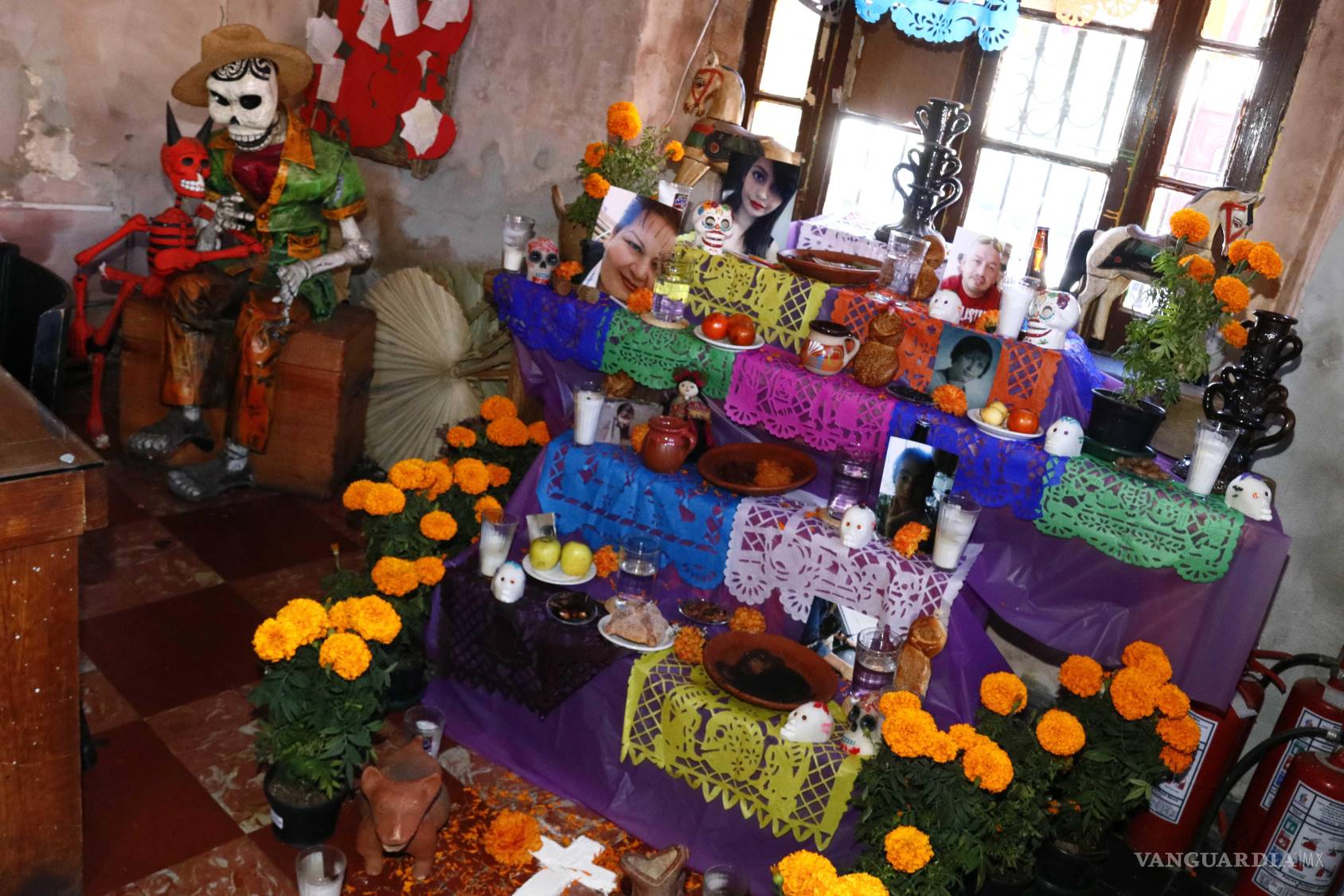 $!Espacio dedicado a las ánimas, con velas que iluminan fotografías y objetos que simbolizan la memoria familiar