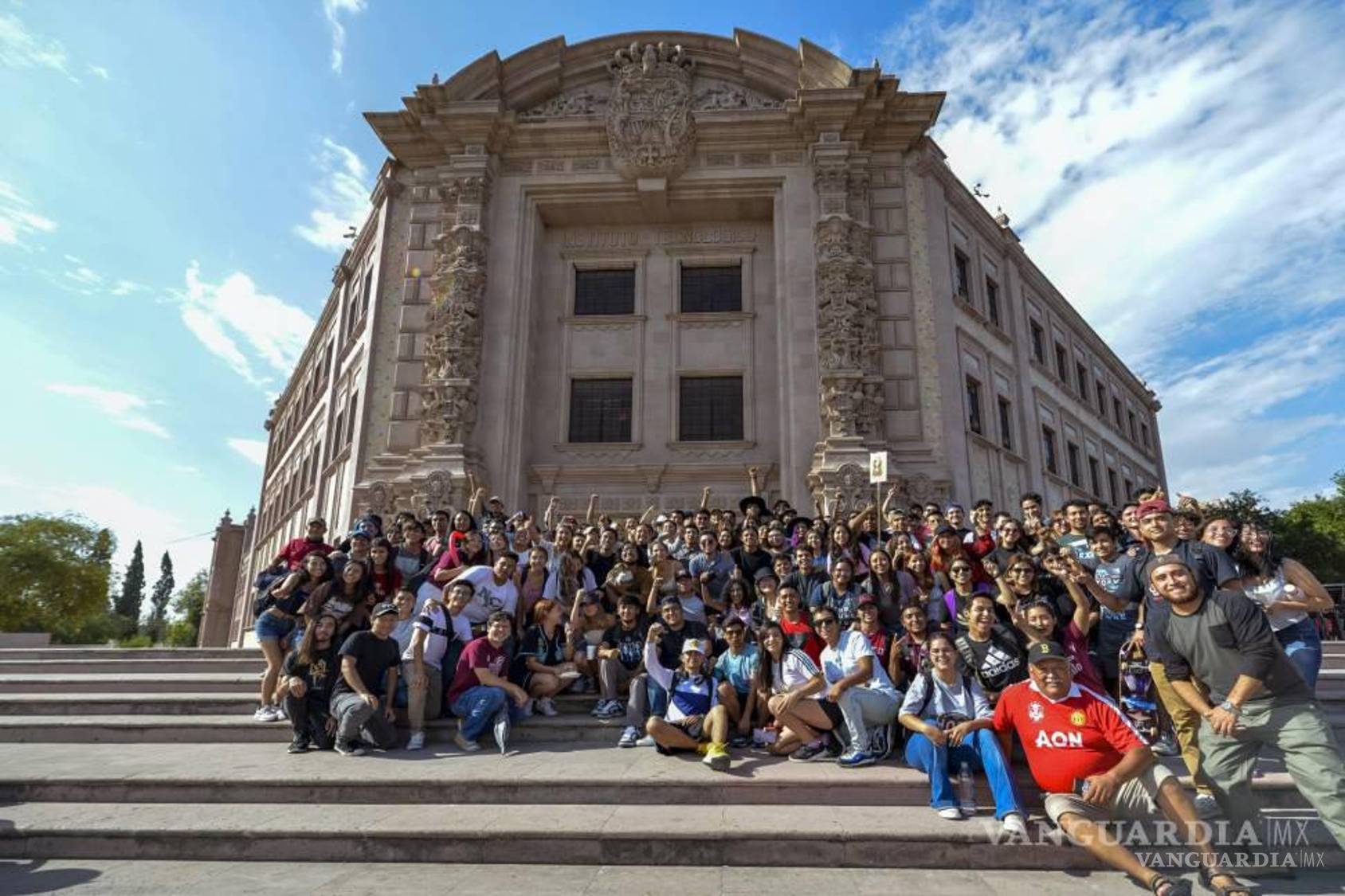 $!Don Félix formó parte de la histórica foto de festejo de los Burros Pardos el 27 de septiembre. Se le puede ubicar a la derecha, con su cachucha negra.