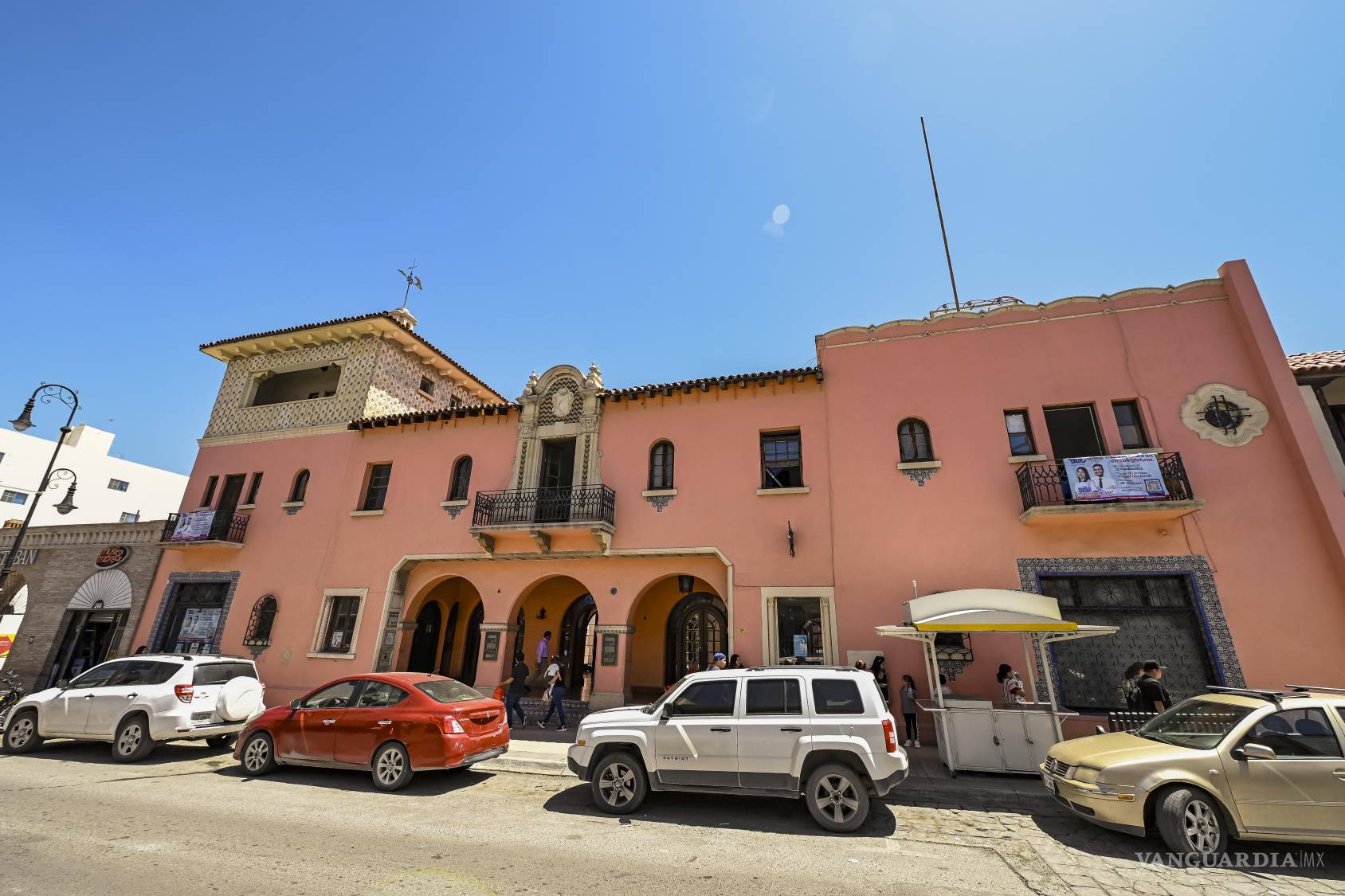 $!El Hotel Arizpe ocupa un inmueble que conserva balcones, arcos, torreones y detalles ornamentales. Su permanencia demuestra que rehabilitar no significa borrar el pasado, sino encontrarle una función en el presente.