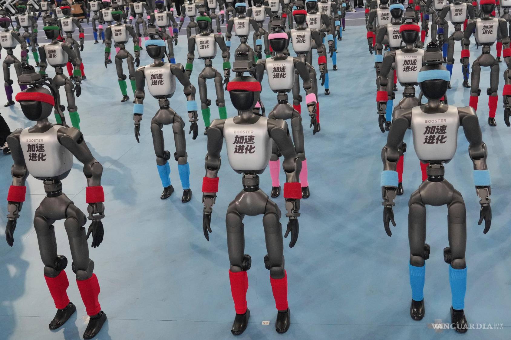 $!Varios robots se preparan para la ceremonia de apertura de los Juegos Mundiales de Robots Humanoides en Beijing, el sábado 22 de agosto de 2026.