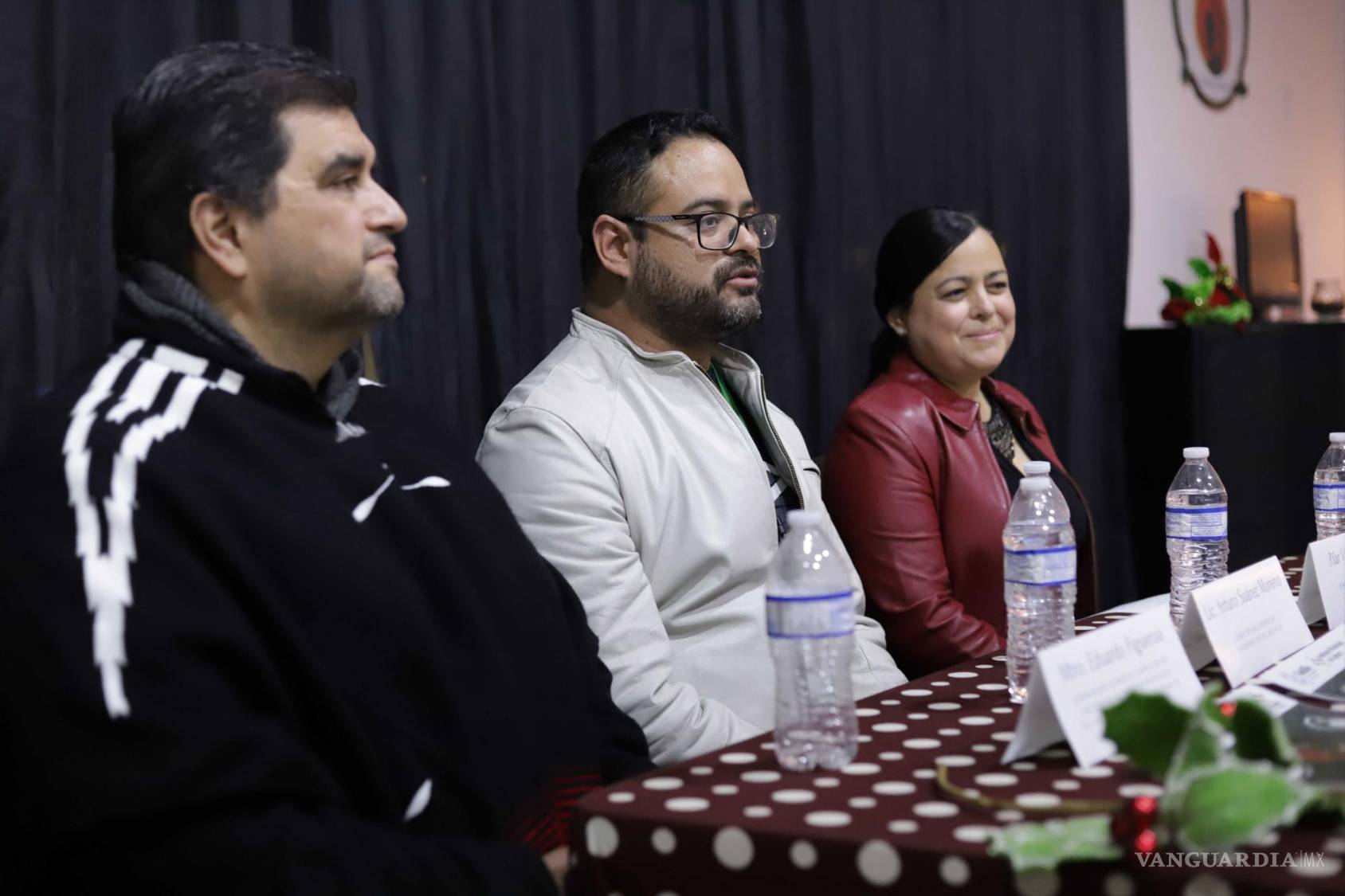 $!Eduardo Figueroa (izquierda) destacó el valor de presentar un concierto de castañuelas con partituras.