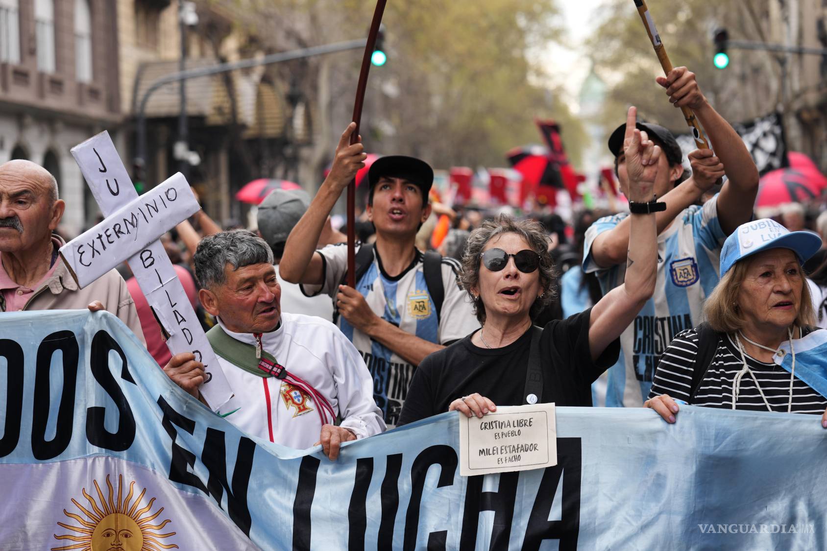 $!Manifestantes antigubernamentales se concentran en Buenos Aires, Argentina, el sábado 19 de septiembre de 2026.