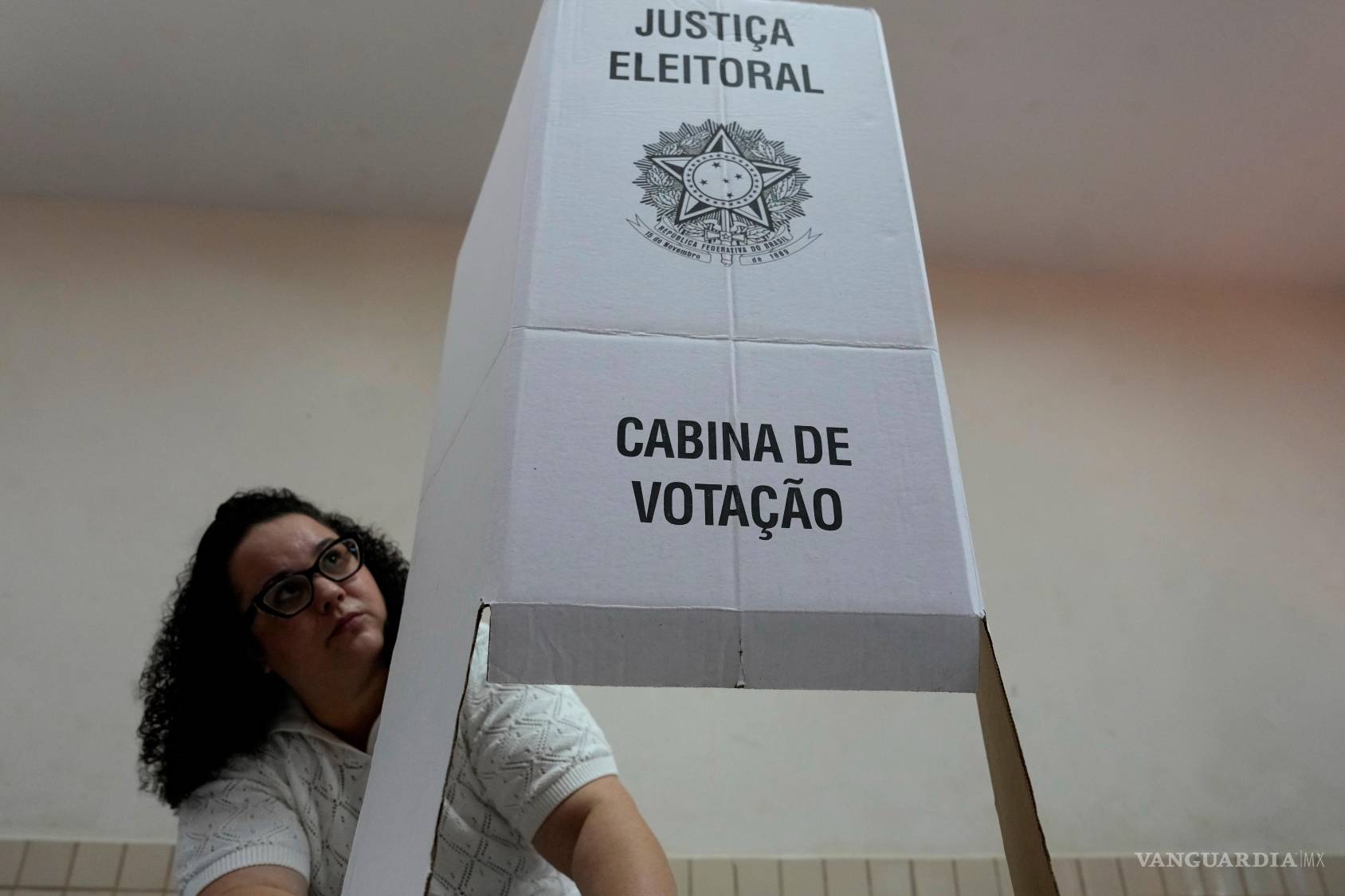 $!Un trabajador electoral prepara las máquinas de votación electrónica y un centro de votación de cara a la segunda vuelta de las elecciones presidenciales en Brasil; Brasilia, Brasil, sábado 24 de octubre de 2026. (Foto AP/Eraldo Peres)