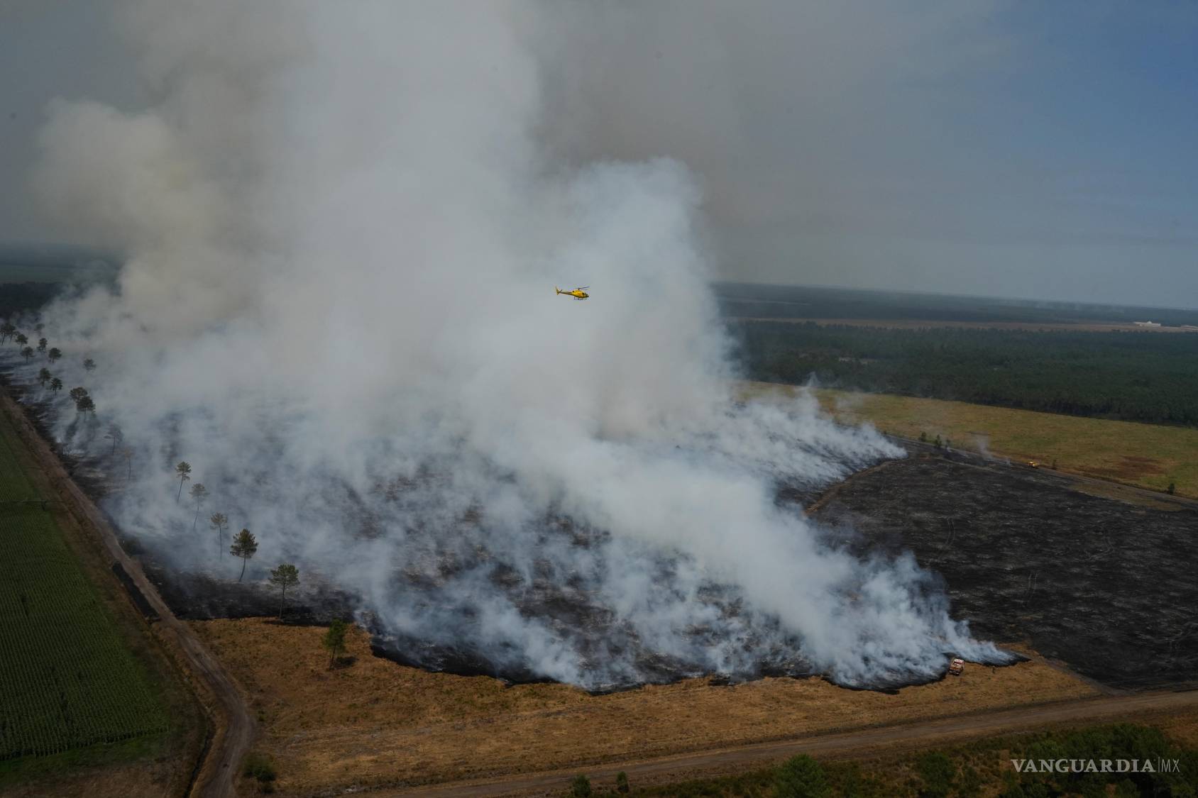 $!Un incendio arde cerca de Ares, Francia, el 28 de julio de 2026.