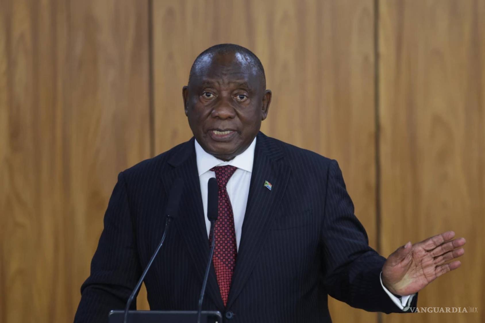 $!El presidente de Sudáfrica, Cyril Ramaphosa, habla con periodistas tras la reunión con su homólogo brasileño Luiz Inácio Lula da Silva (no en la imagen) en Brasilia.