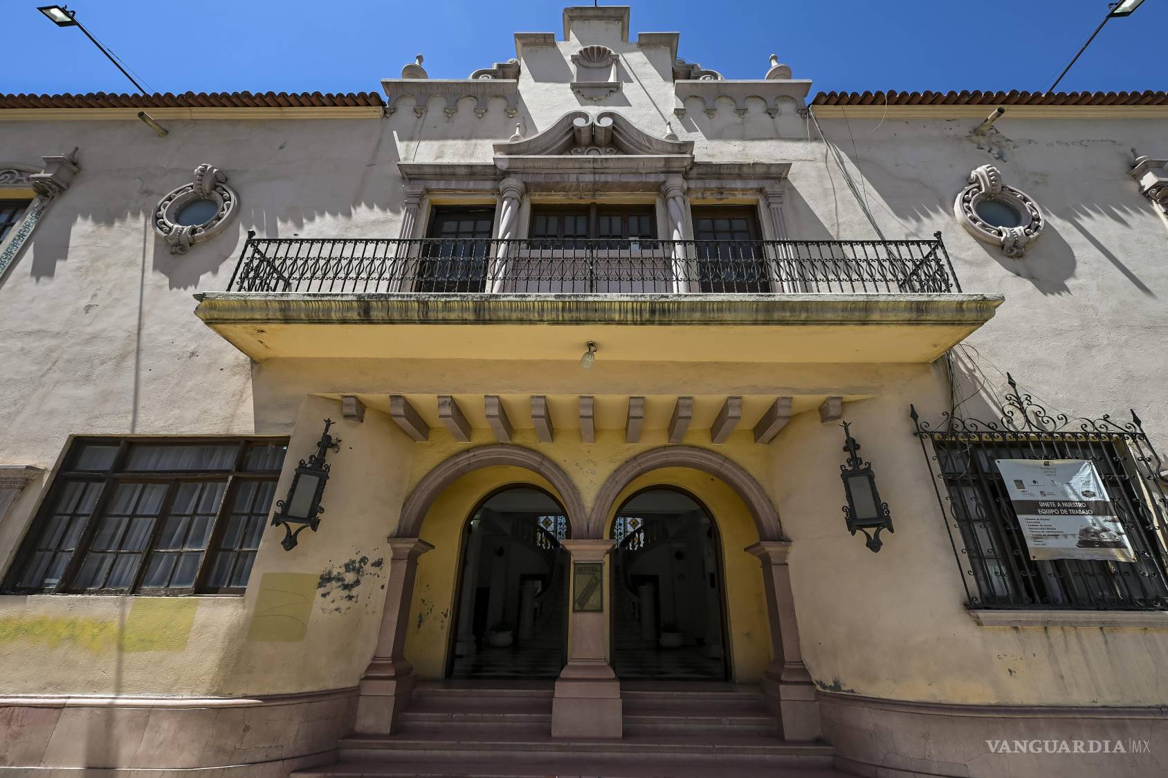 $!La fachada del Hotel Urdiñola conserva una escala en la que comercio, hospedaje y arquitectura todavía pueden compartir el mismo edificio. Es un ejemplo de cómo el patrimonio puede seguir vivo sin quedar congelado como una pieza de museo.