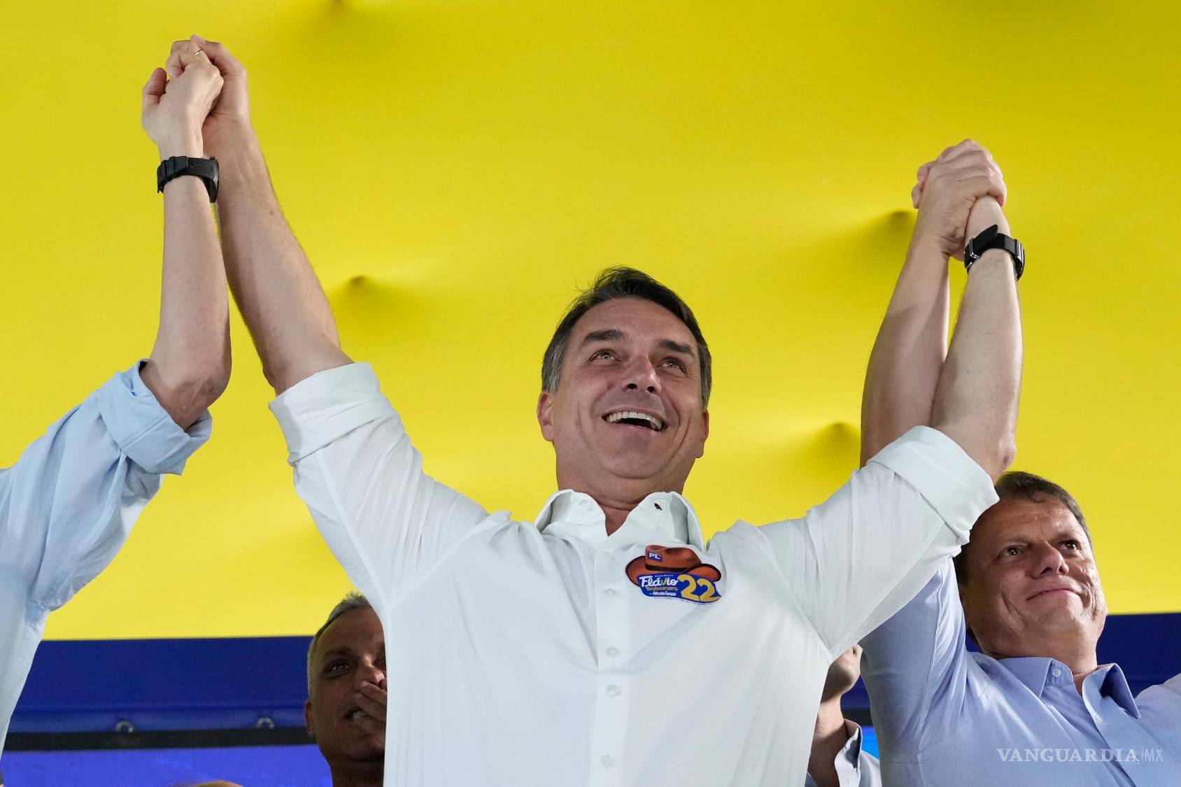 $!El senador Flavio Bolsonaro, candidato presidencial de la oposición, se dirige a sus partidarios en el lanzamiento de su campaña para la segunda vuelta en Goiânia.