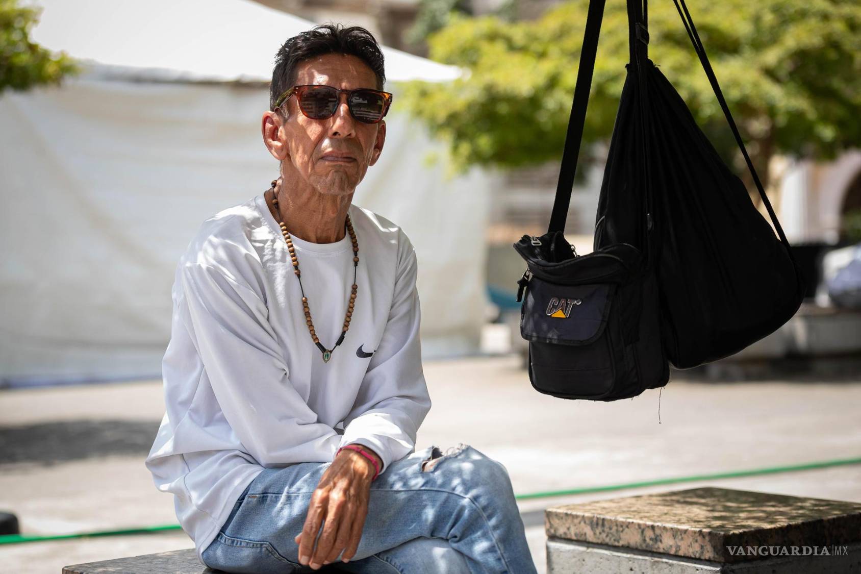 $!No creo que haya mejorado nada, todo lo contrario, ha empeorado porque el dólar sigue subiendo, lamentó el vendedor de café, Ronny Oropeza.