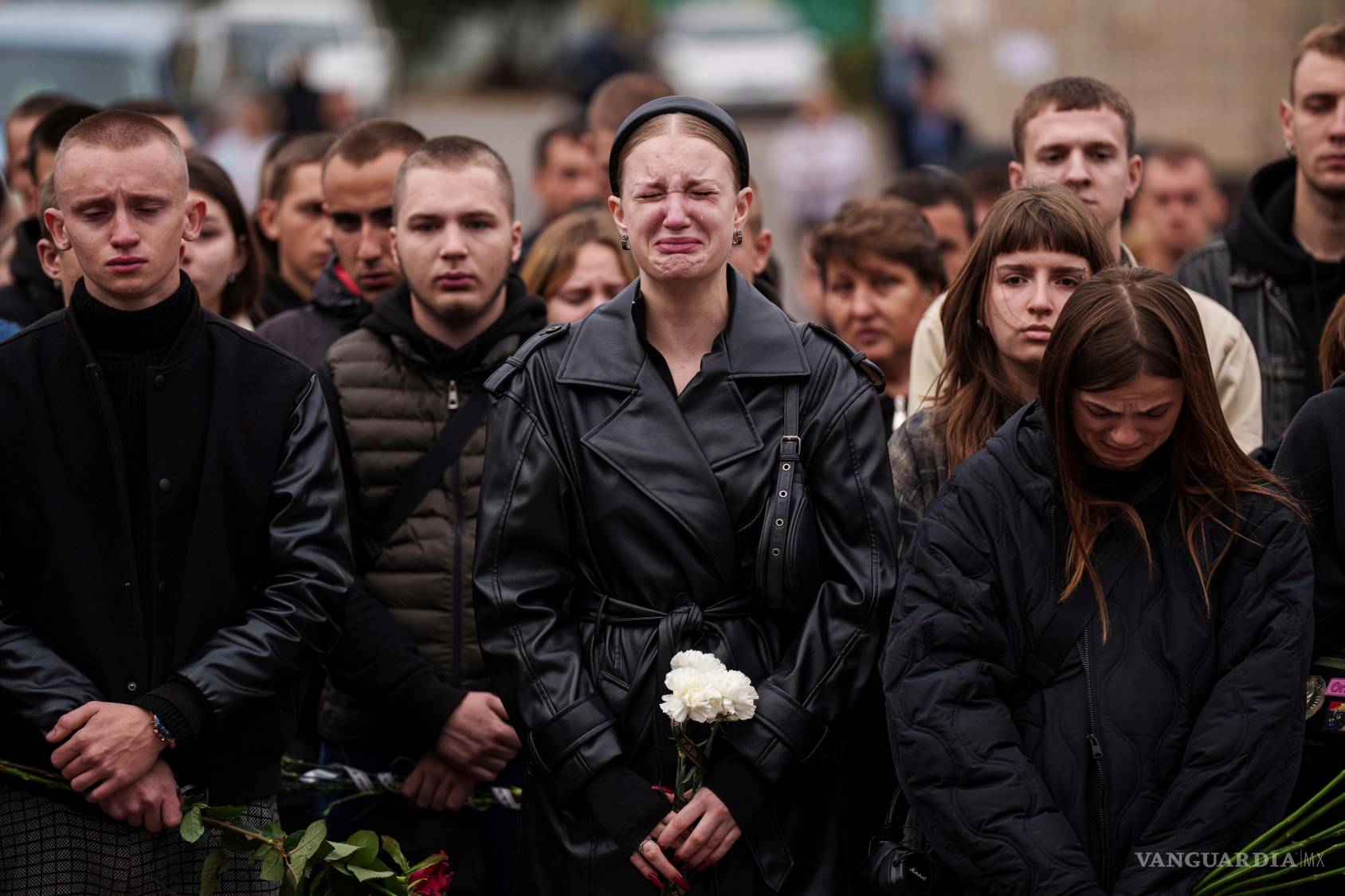 $!Una mujer llora durante el funeral de Ihor Kusochek, un soldado ucraniano de la brigada Azov en Bobrovytsia, Chernígov, Ucrania.