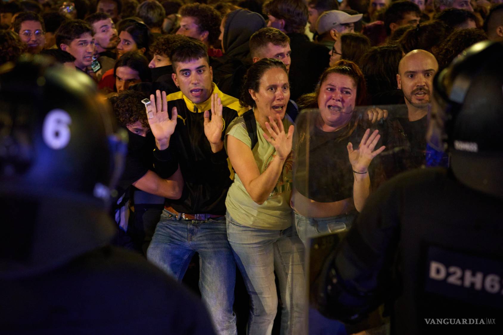 $!La policía antidisturbios dispersa a manifestantes tras una protesta organizada por la crisis de vivienda en España.
