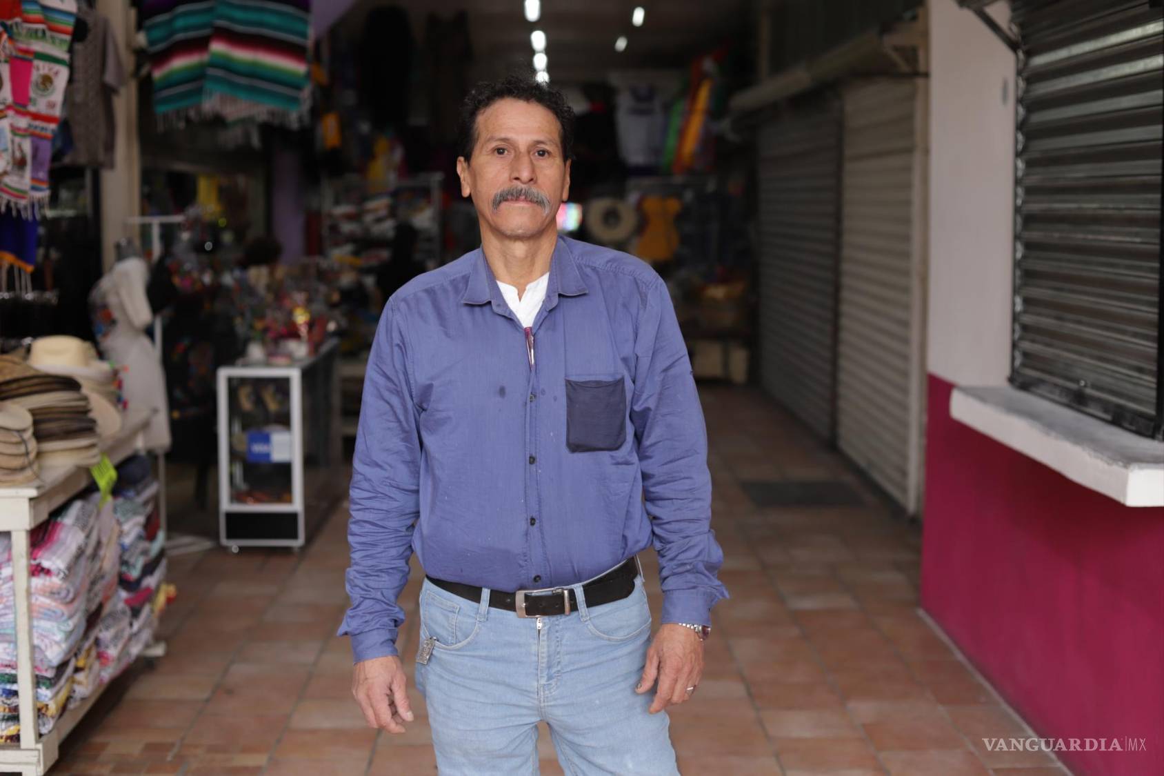 $!Leonardo García Méndez, de 59 años, recuerda que empezó a trabajar temporalmente en los módulos de sanitarios para locatarios y clientes a principios 1970.