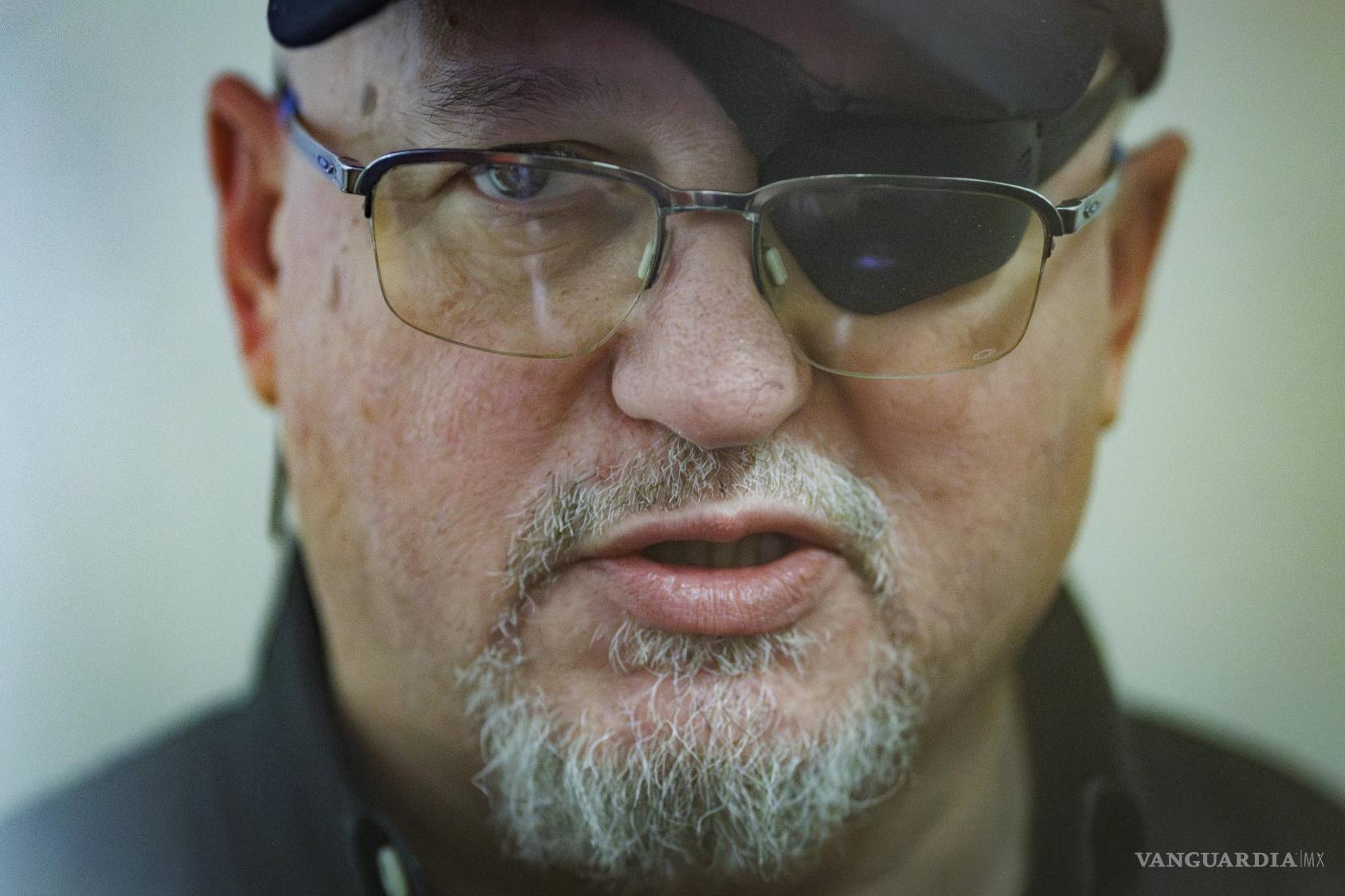 $!Stewart Rhodes, fundador de la milicia Oath Keepers, quien desempeñó un papel central en el ataque al Capitolio del 6 de enero, habla con la prensa en el edificio Longworth de la Cámara de Representantes en el Capitolio.