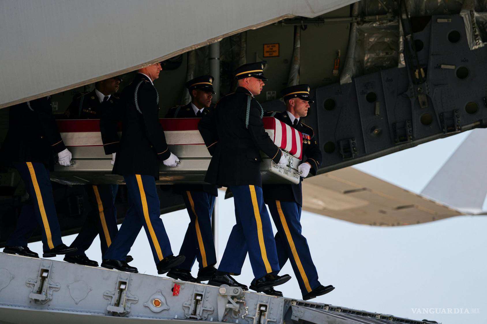 $!Soldados traslada un ataúd que contiene los restos del teniente primero Tyler James Feehan, quien falleció tras un ataque iraní a la base aérea de Muwaffaq Salti