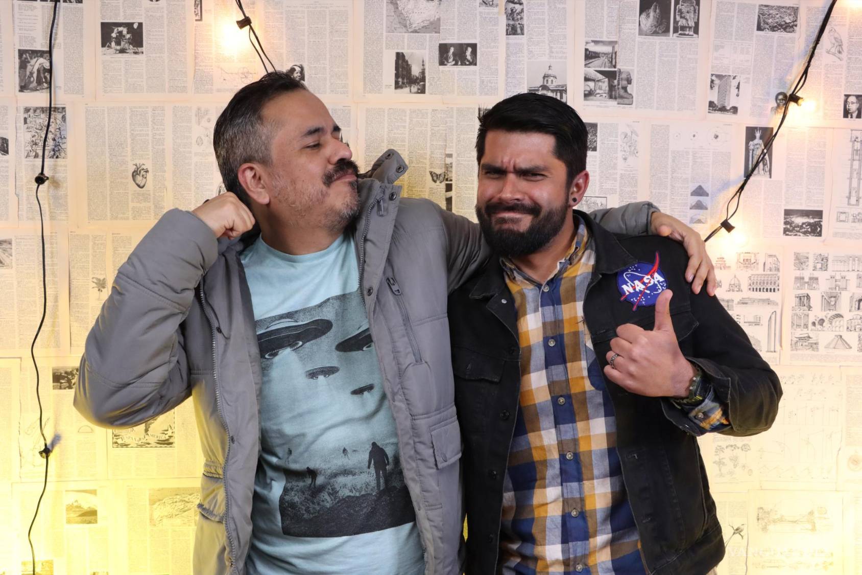 $!Este lunes 6 de marzo, Dualmente comienza su emisión en plataformas digitales. En la foto vemos al productor Iván Guerrero (izquierda) con Elías Torres en el estudio Nuup donde se llevan a cabo las grabaciones de este contenido.